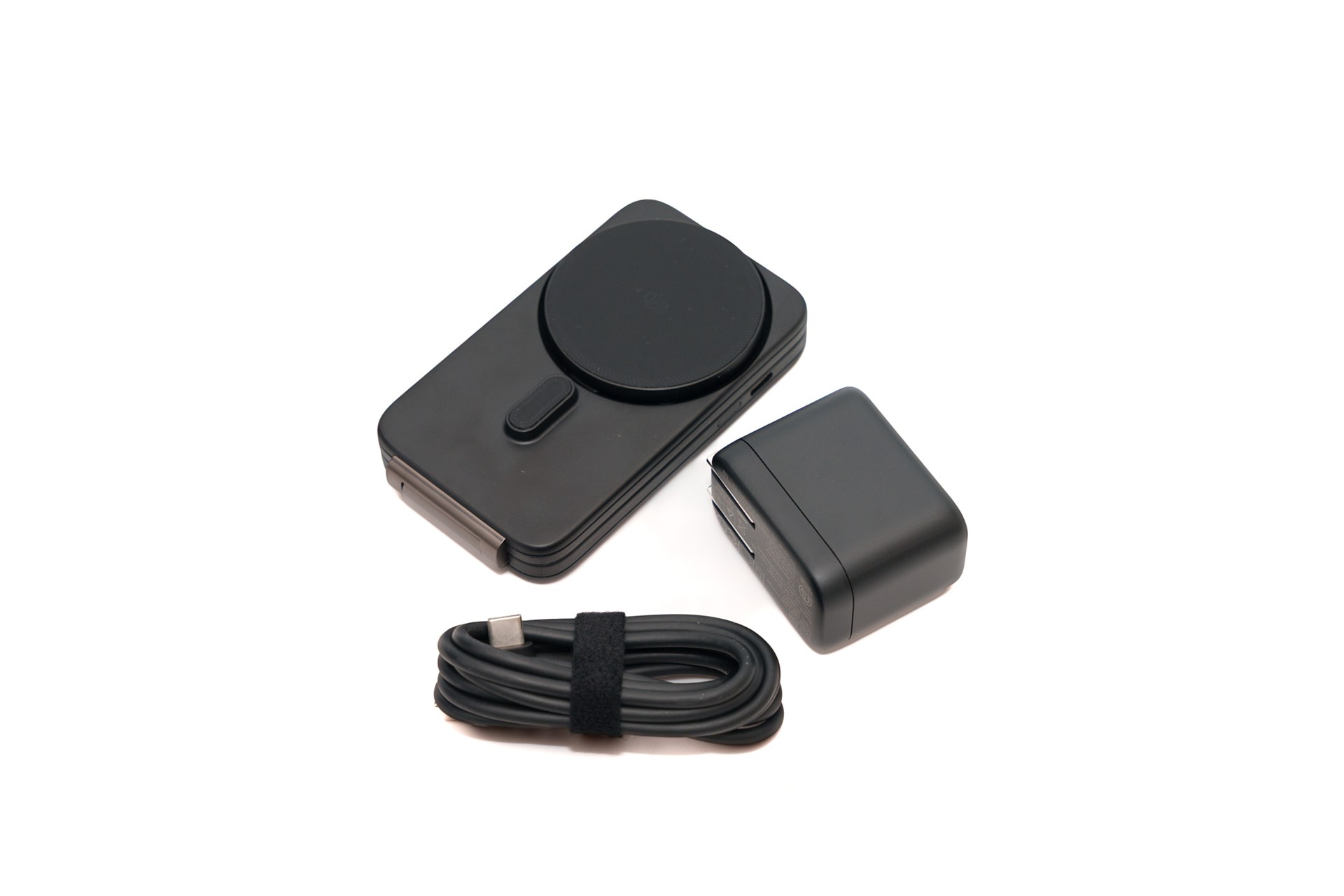 充電器のほかにUSB Type-CケーブルとUSB充電器が付属。充電器は50W出力に対応している