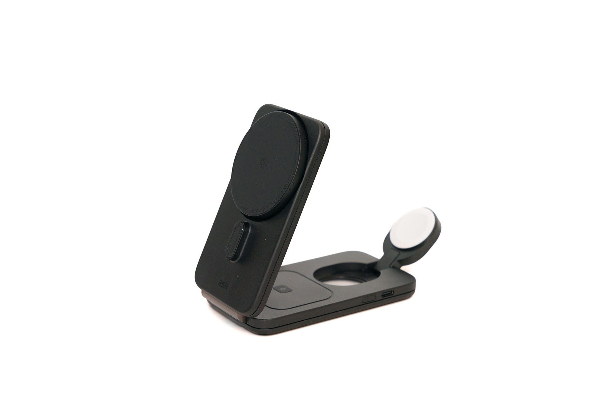 開くと計3台のデバイスが充電できる