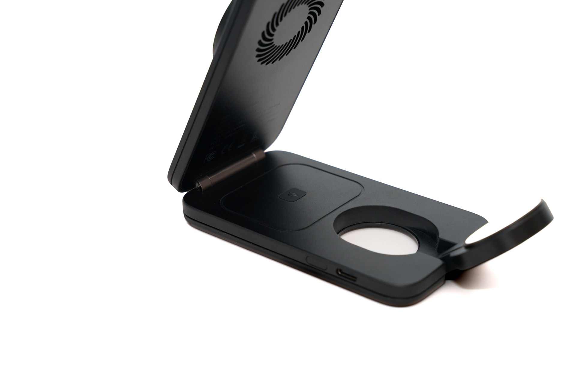 ワイヤレスイヤホンは内側の充電パッドで充電する仕組み