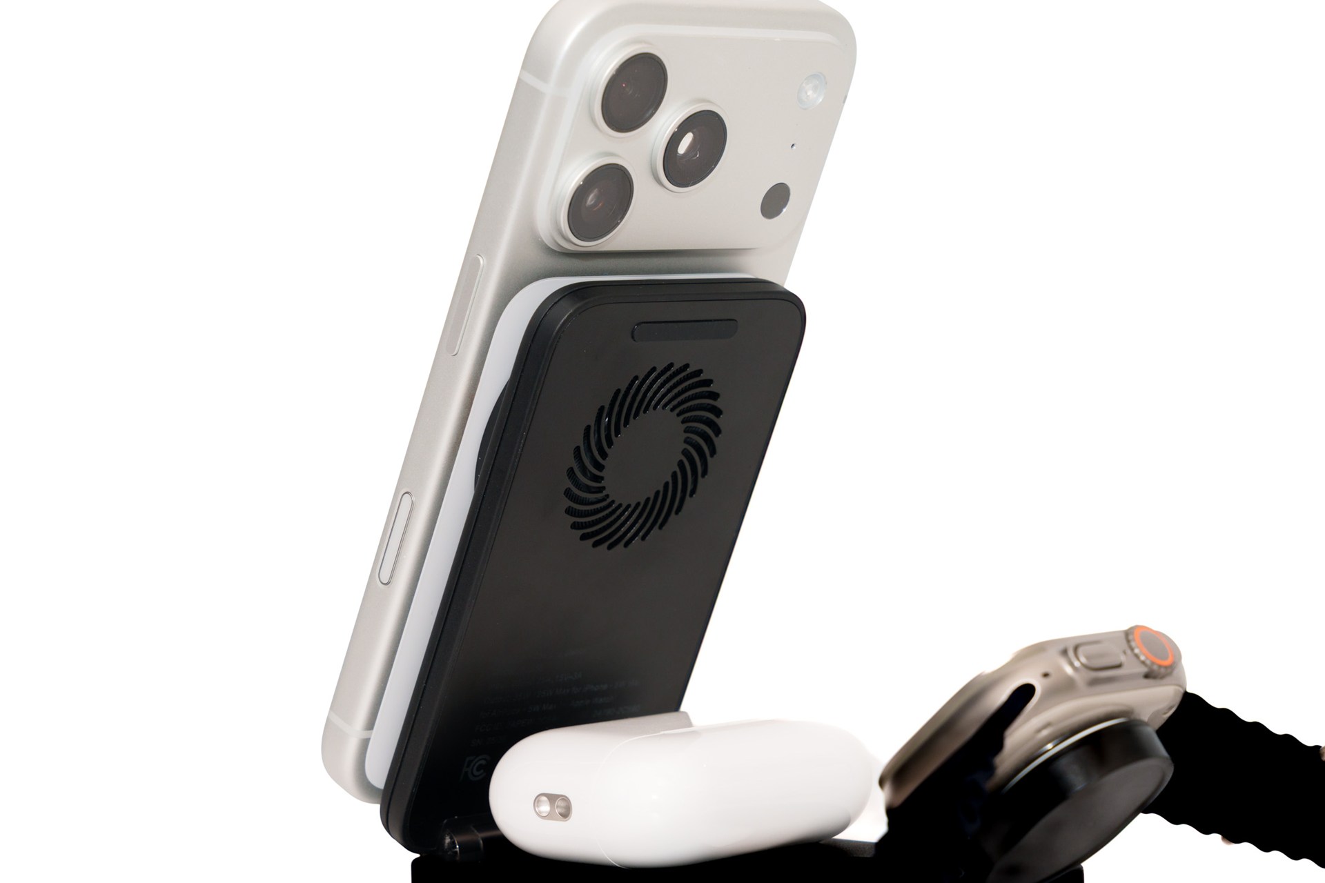 充電パッドの裏に冷却ファンがあるため、冷やしながら充電できる