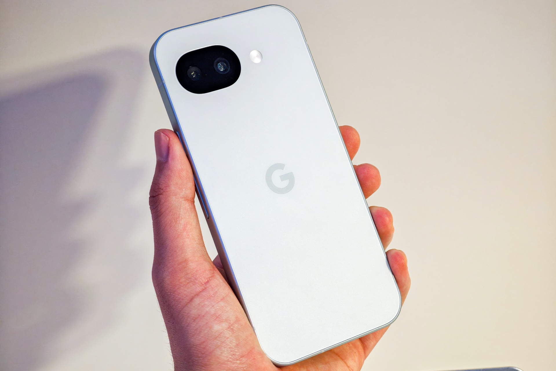 Google Pixel 10a。カラーは「Fog」