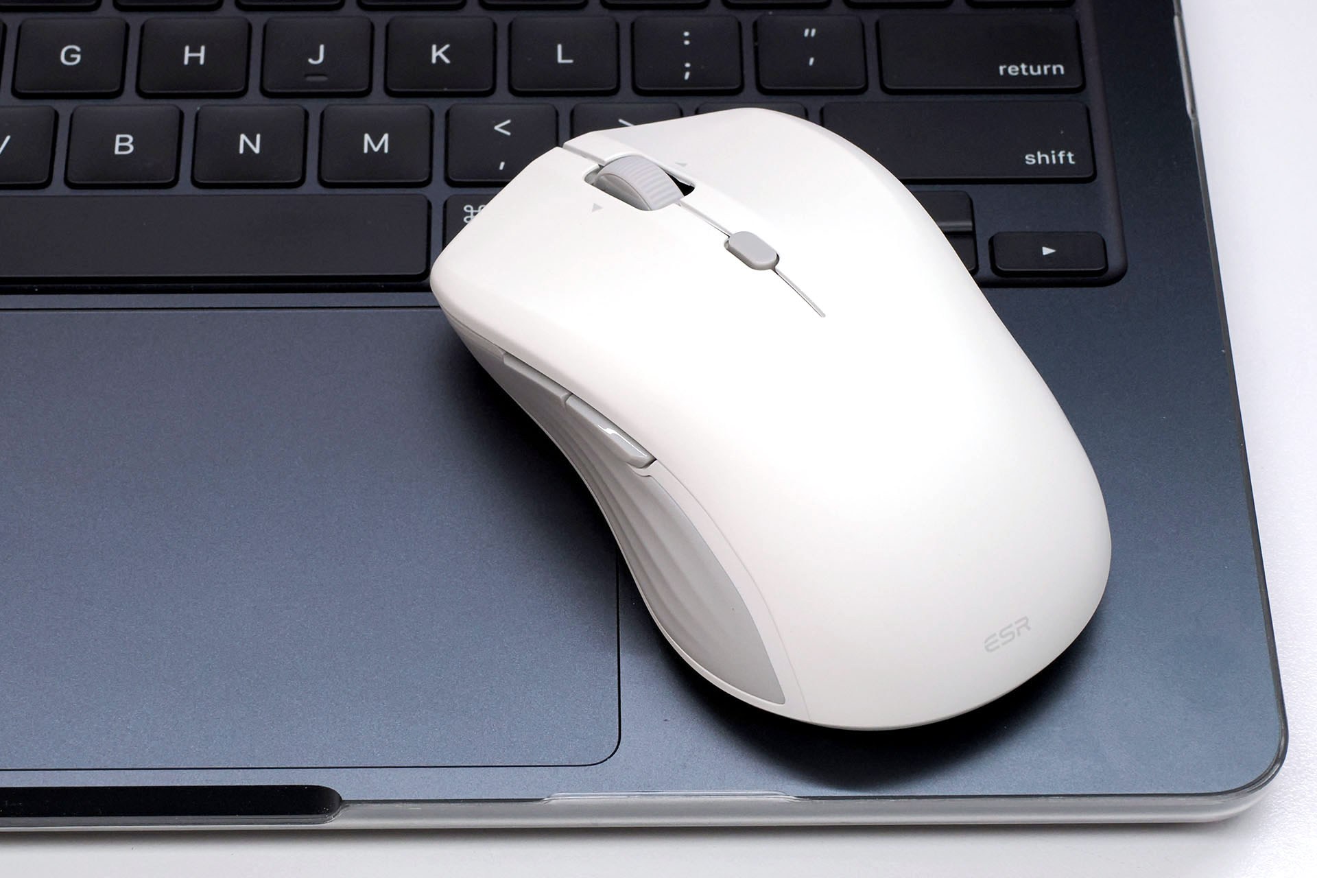 M3 MacBook Airを携帯しての出張時、マウスを使うことが多い。「ESR MagMouse」はモバイル向けのコンパクト＆軽量マウスなので「出張で使うときに携帯面でも便利そう」とも