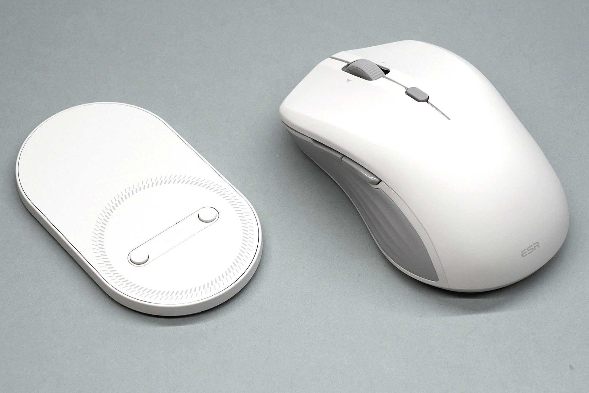 「ESR MagMouse」には専用のマグネットベースが付属する