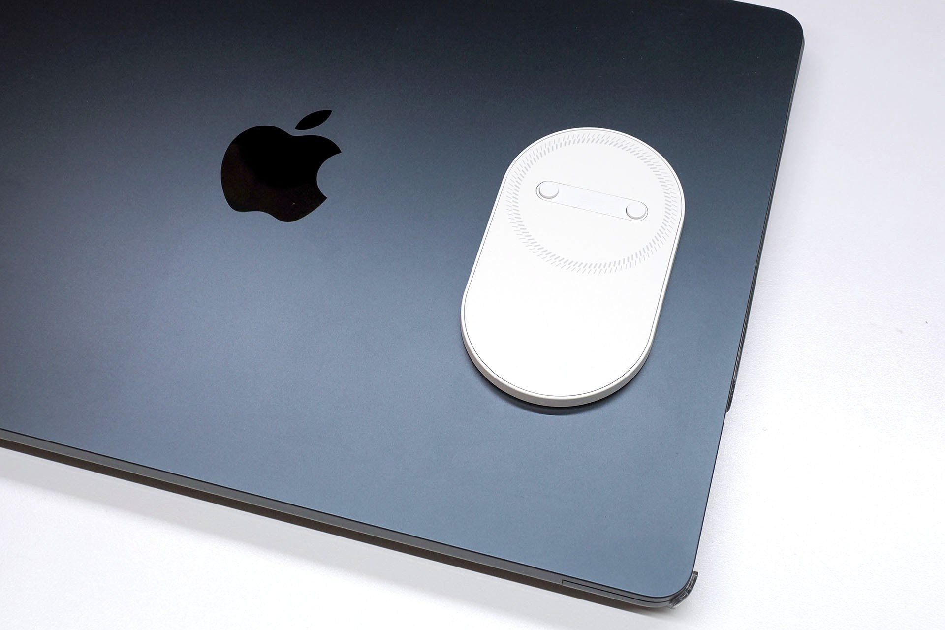 MacBookの天板にマグネットベースを貼ってみた。「ESR MagMouse」付属のマグネットベースは5mm程度の厚みがあるので、そのぶん「天板から5mmほどの出っ張りが出現」することにはなる