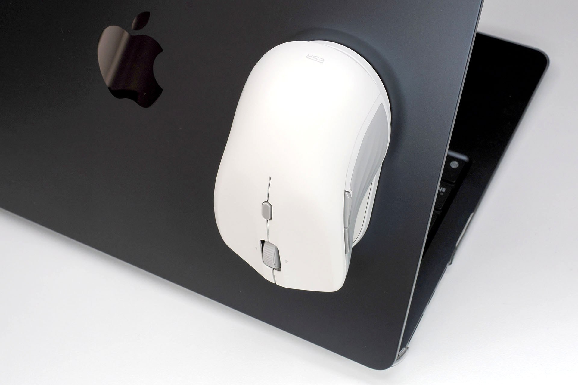 そこに「ESR MagMouse」を吸着。正しい向きにさえすれば、近づけるだけで「ガッ」と力強く吸い付けられる。「これなら落下することはなさそう」というシッカリした吸着感だ