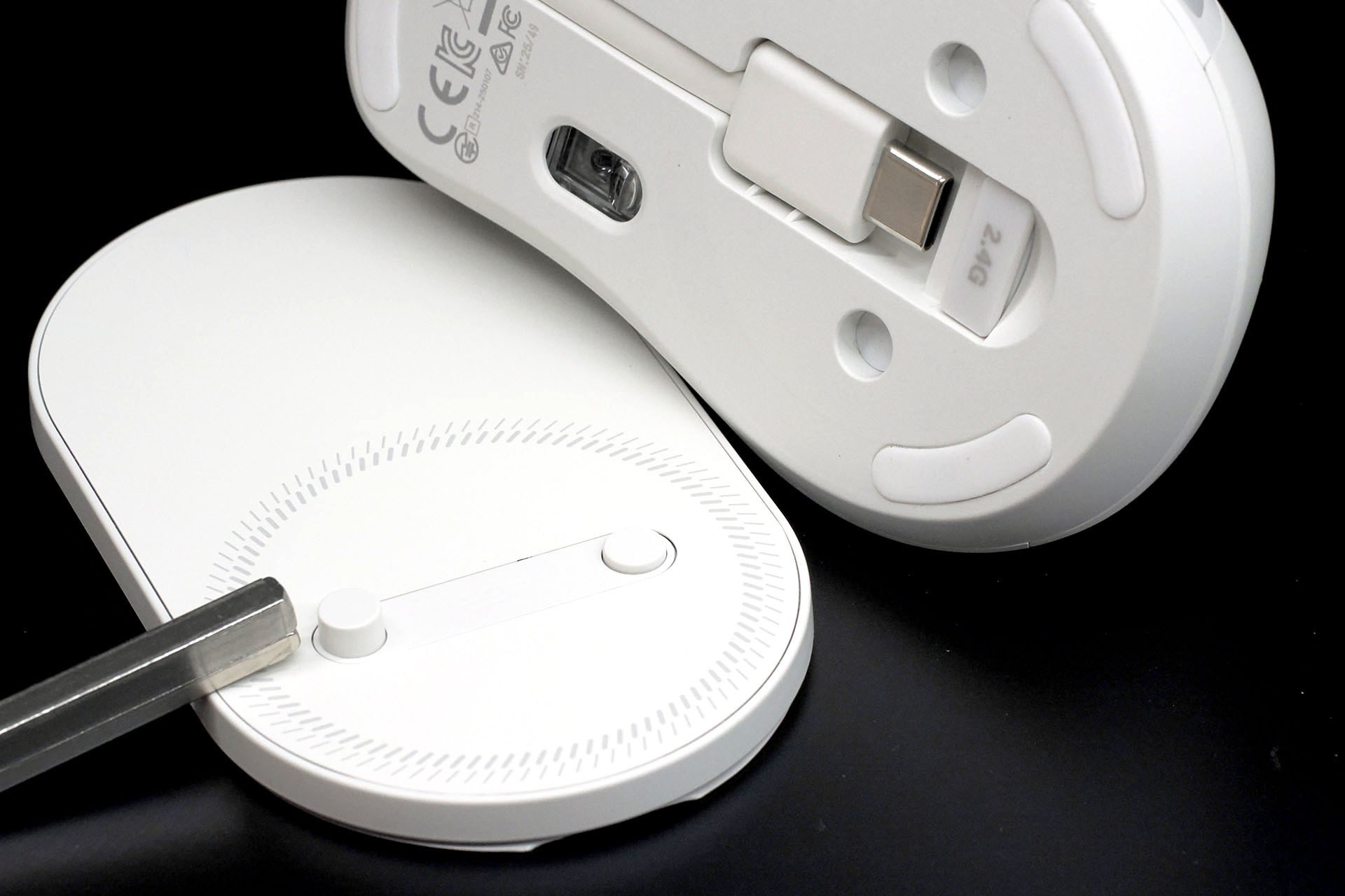 マウスの裏には凹形状のロックピン受け口が2つ、ベースには凸形状ロックピンが2つあり、合体時にこれが嵌合してマウスのズレを防いでいる。ベースの凸ロックピンは（マウス側の）磁力により自動で突き上がるしくみで、マウスが吸着していない状態ではベースに格納されるカタチ。画像の金属はロックピンを突出させるために使ったマグネットで、製品とは関係ない