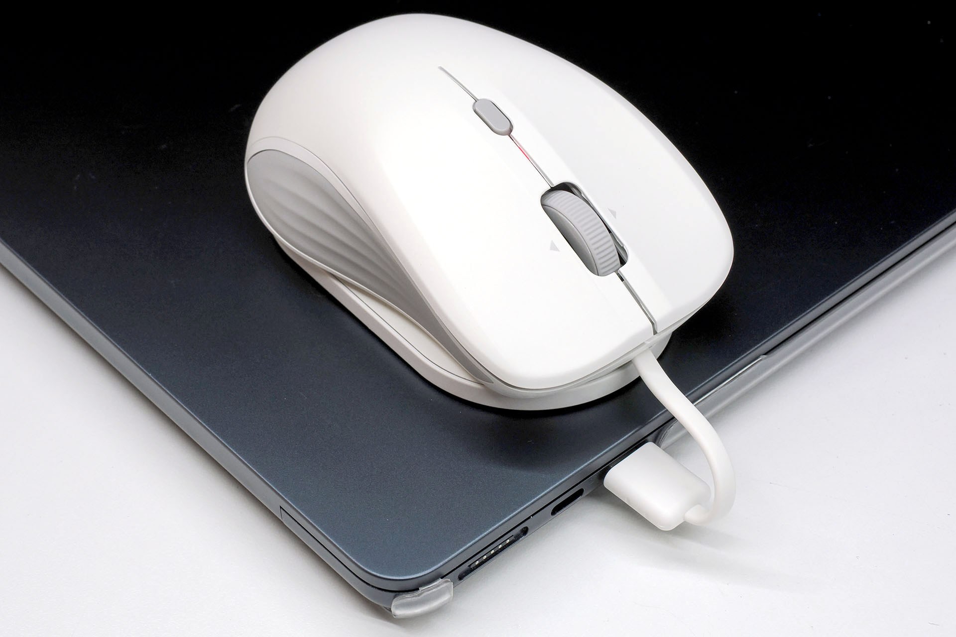 ベースを取り付ける位置によっては、ノートPCを閉じてスリープさせた状態で「ESR MagMouse」を充電することもできる