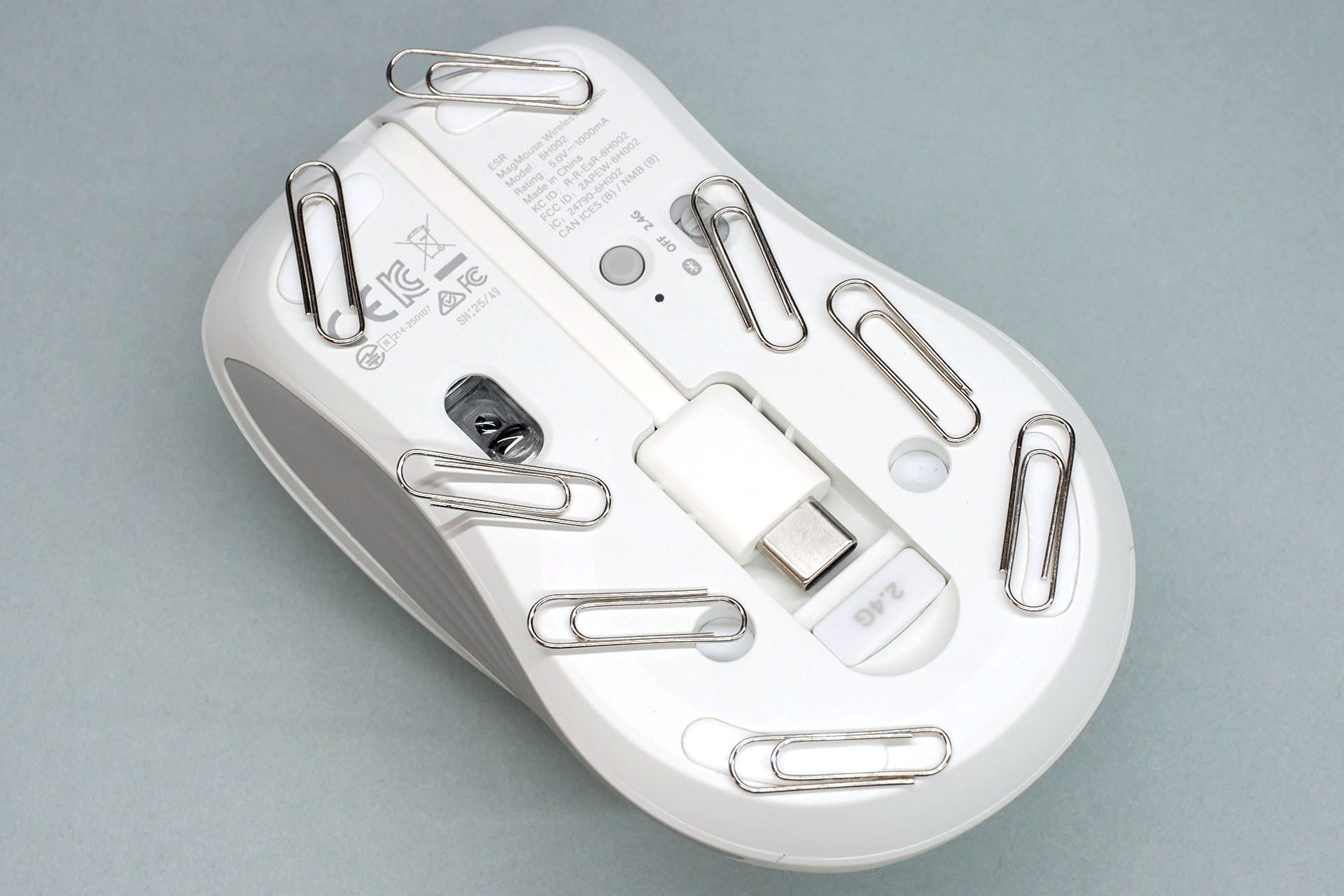 マウス裏面にスチールのゼムクリップを吸着させてみた。写真の位置にマグネットが内蔵されているもよう