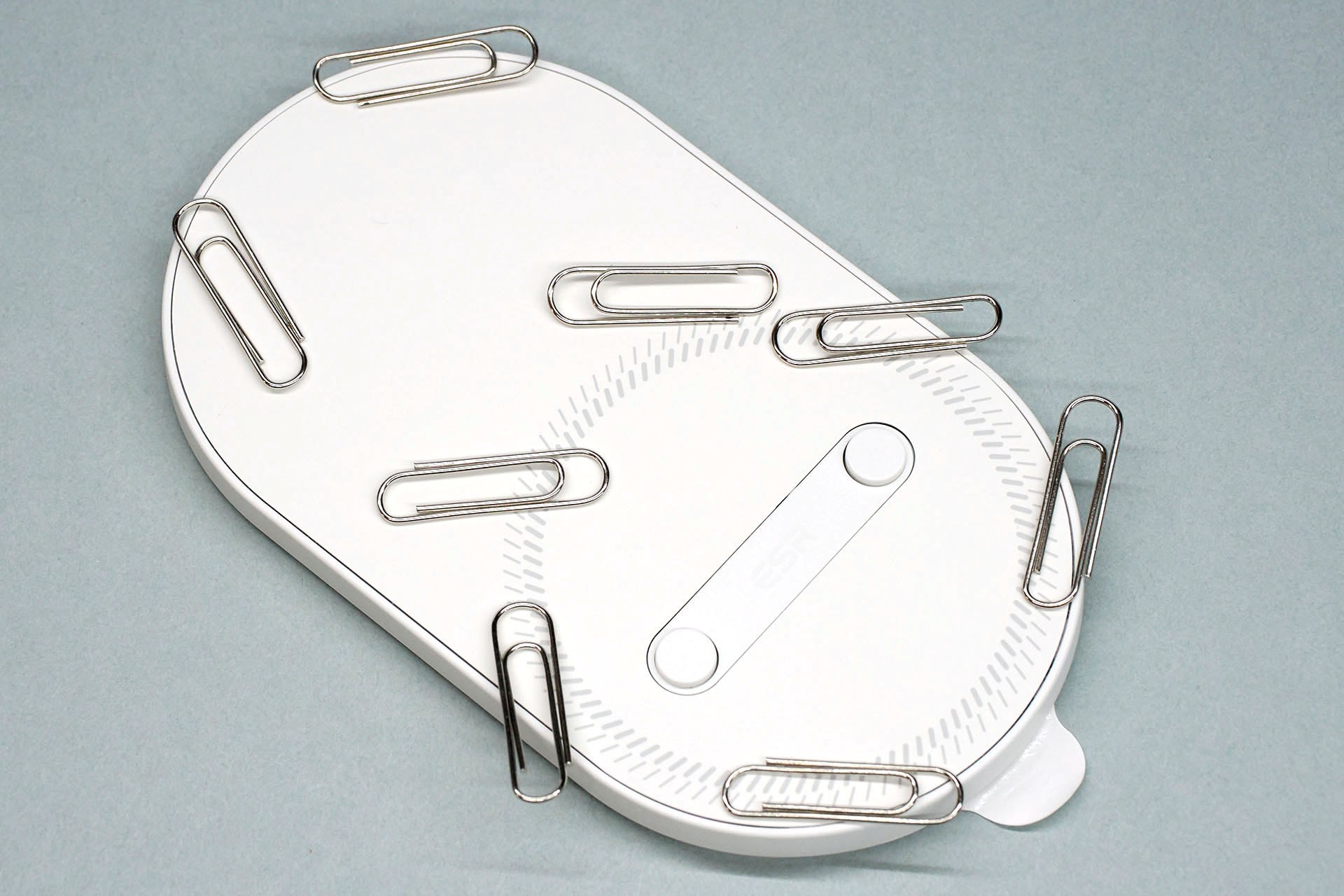 ベース側も同様。もっと多く内蔵されているかもしれないが、高密度で内蔵されていることがわかった