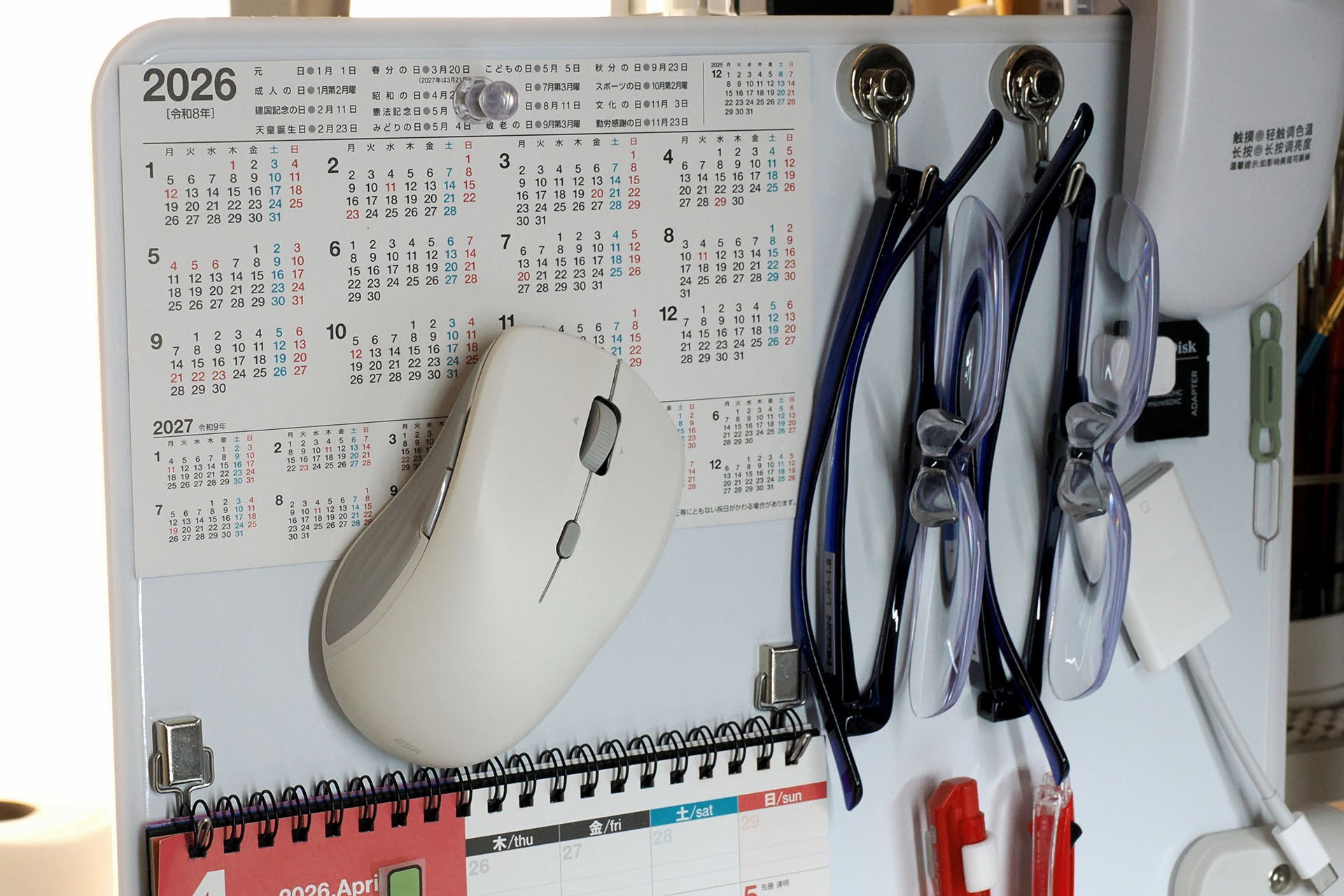 マグネット吸着対応のホワイトボードに……「ESR MagMouse」がくっついた！　しかもかなり安定的に！　これなら「ESR MagMouse」の空中収納が可能だ
