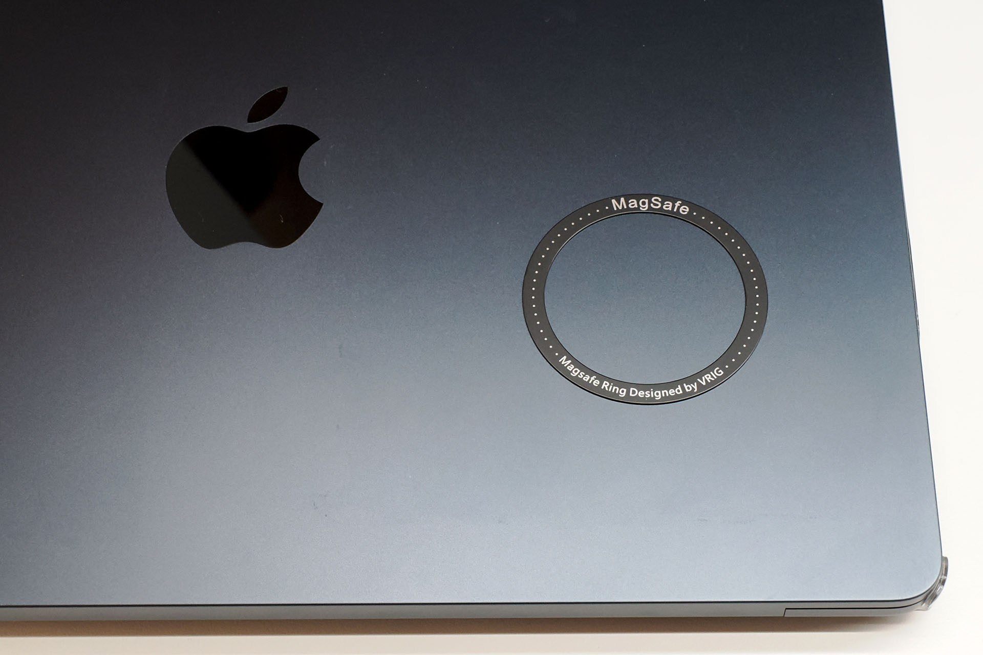 スマートフォンをMagSafe対応にするためのスチールリング。これをMacBook天板に貼ってみた