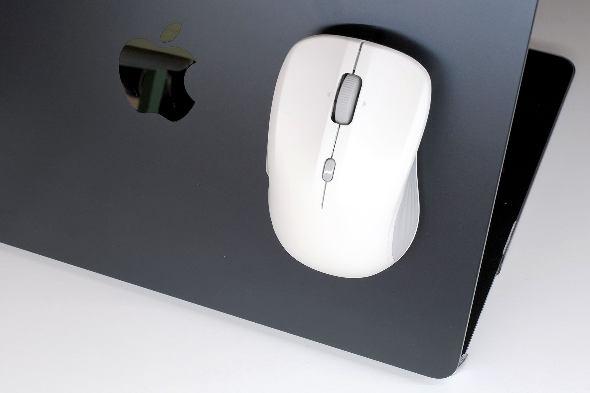 そこに「ESR MagMouse」が吸着！　けっこうしっかり吸着！