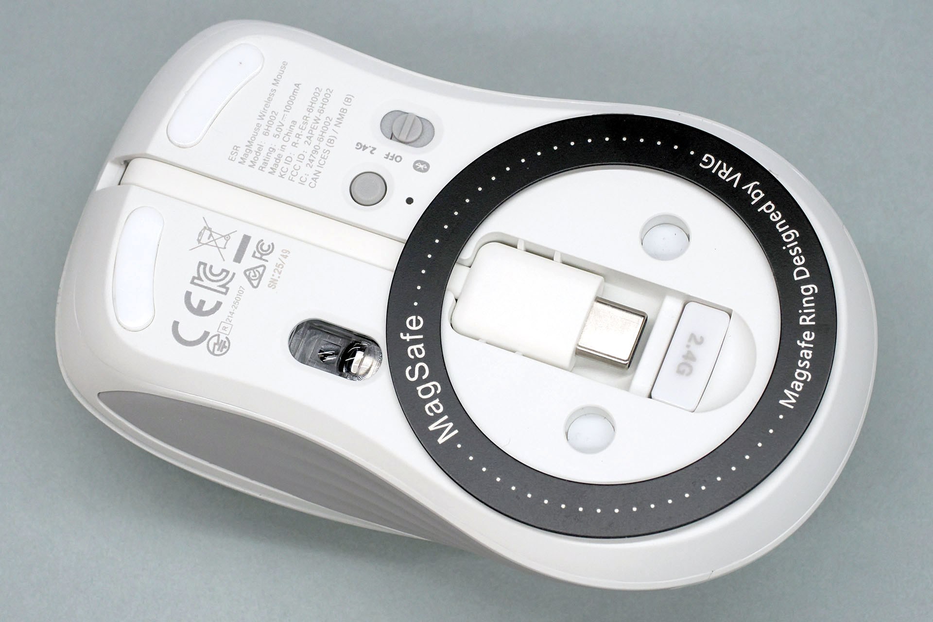 「ESR MagMouse」の裏面に、ナゼかピッタリとスチールリングが吸着するのであった。サイズもちょうど♪　ただしMagSafe対応というわけではなく、たとえばMagSafe対応スマートフォンケースには弱めにしか吸着しなかったりする