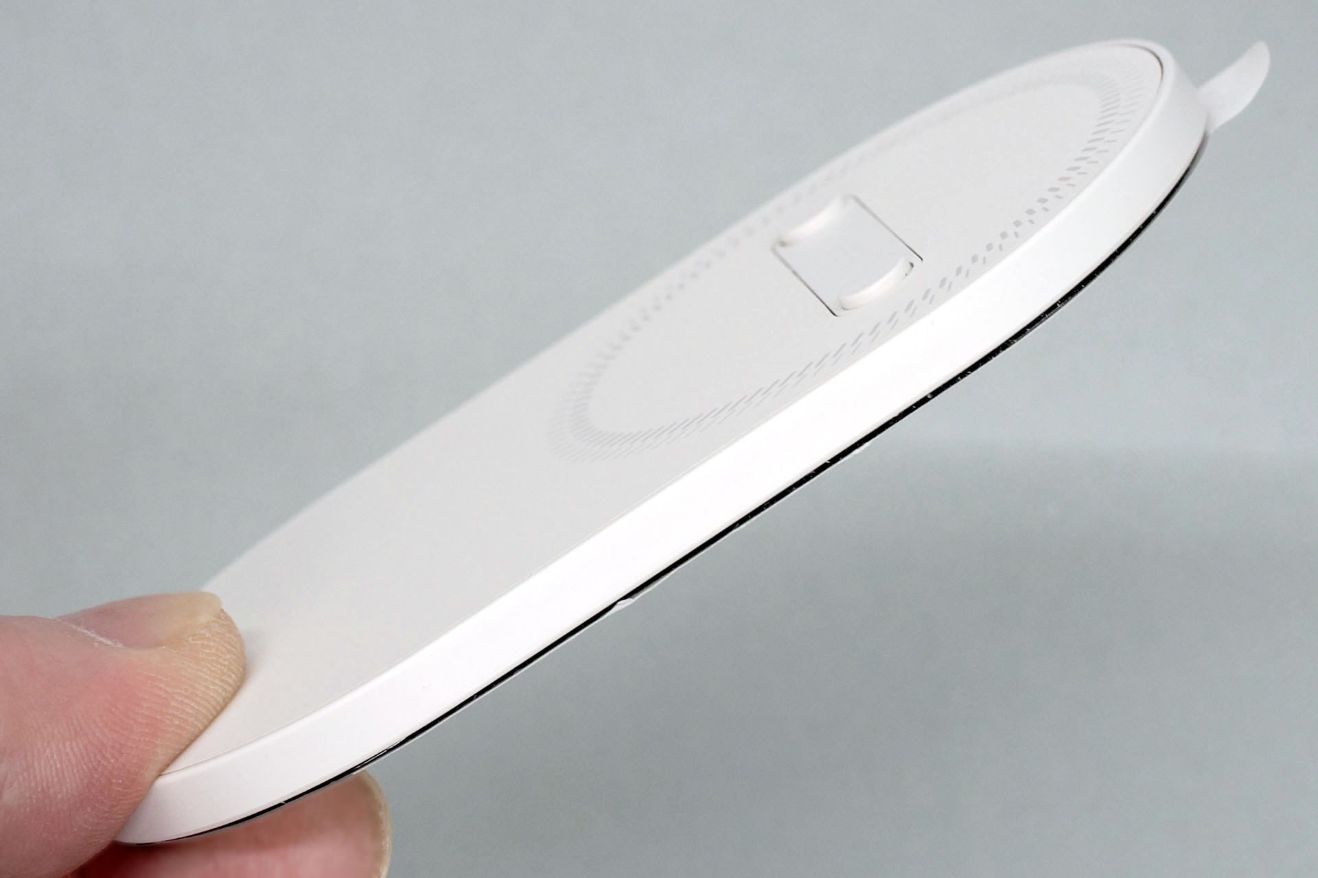 「ESR MagMouse」付属のマグネットベースは5mm程度の厚みがある。スチールリングを使えばノートPC天板に5mmの出っ張りをつくらず、「ESR MagMouse」を吸着させることができる。スチールリング以外でも、ある程度の大きさがあるスチールプレートなら同様のことが可能だ