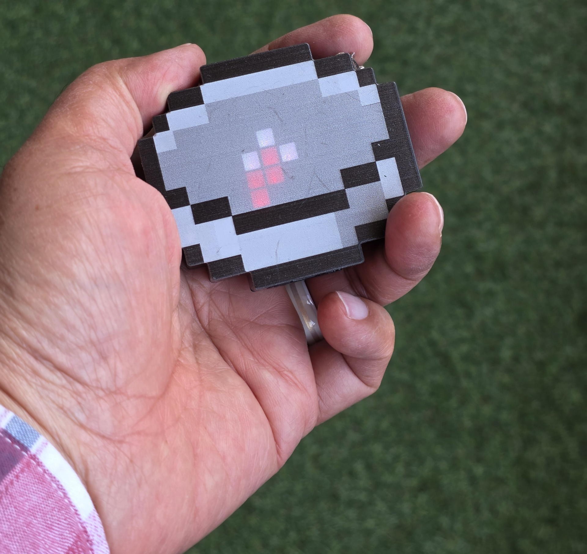 その巨大さが際立つ。厚みもあり、チープだがガジェットとしての雰囲気は十分だ。お約束の充電用USB Type-Cポートがある