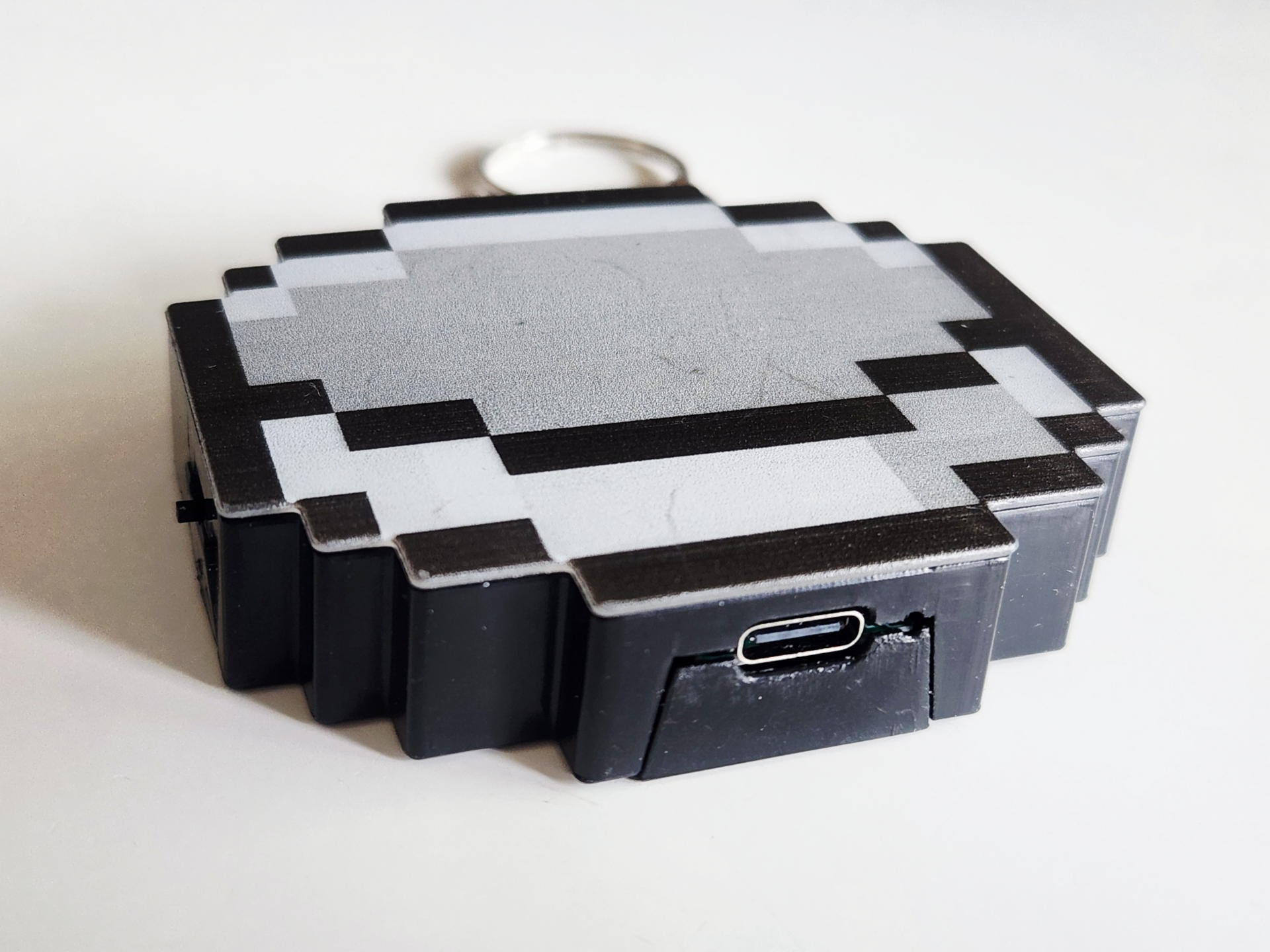 その巨大さが際立つ。厚みもあり、チープだがガジェットとしての雰囲気は十分だ。お約束の充電用USB Type-Cポートがある