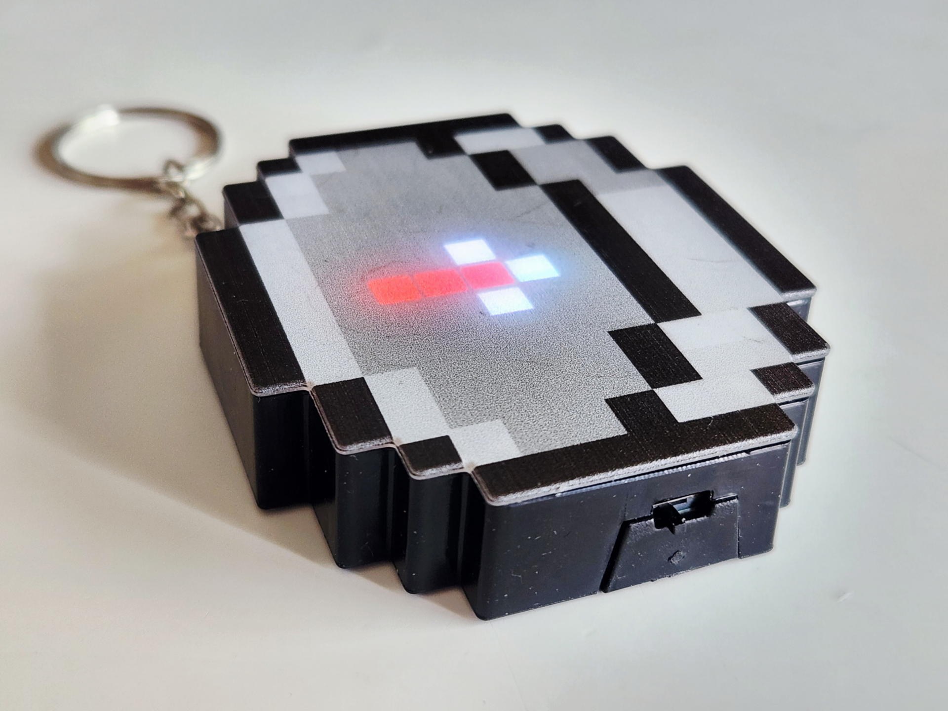 手前の電源スイッチを入れた状態。ピクセルで構成された赤の針（N極）が「North」を指している（ように見える）