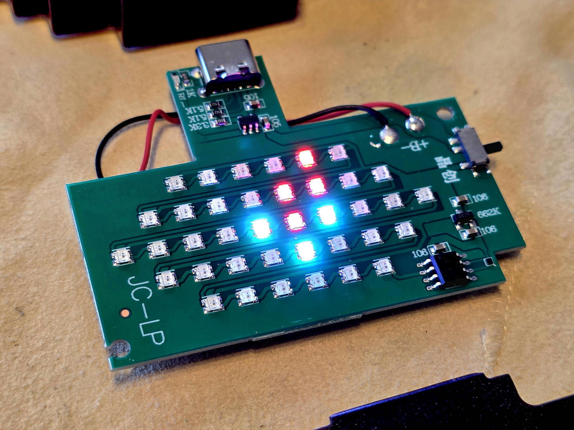 基板のアップ。38個のLEDが円状に並び、ピクセル表示を構成している