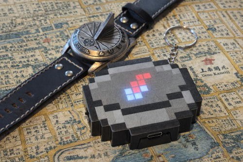 ピクセルコンパス（右）と、特製ノーモン付きの日腕時計（左）。最強の「あてにならない」コンビだが……