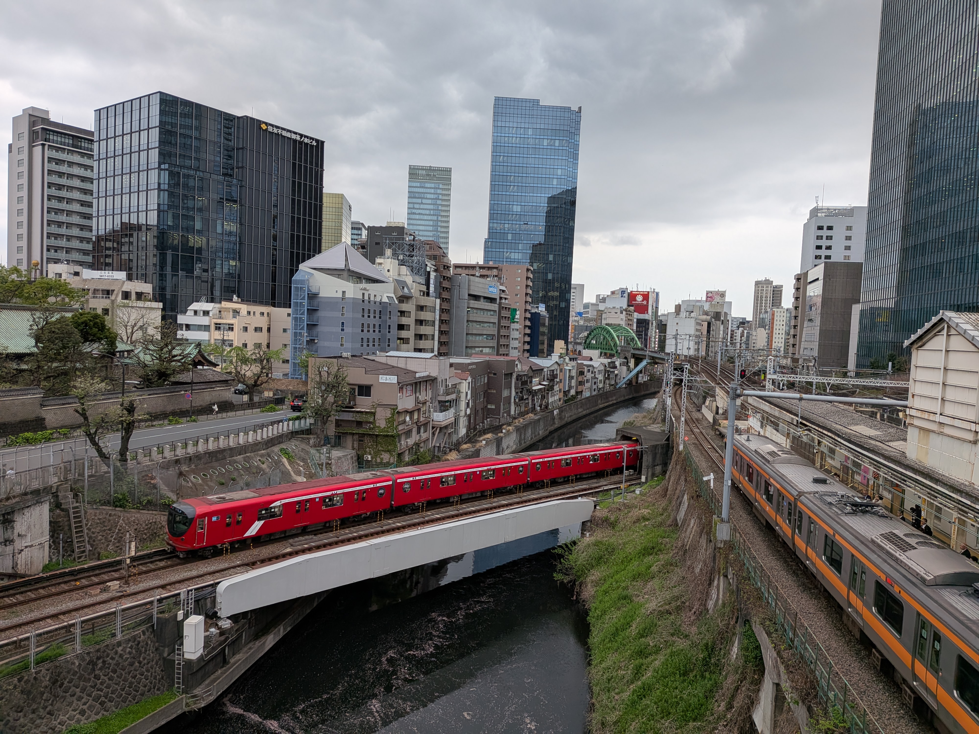 お茶の水・聖橋からの風景。曇天の微妙な湿度感と、走り去る車両、遠景の建物まで見た目同様の印象で捉えることができた