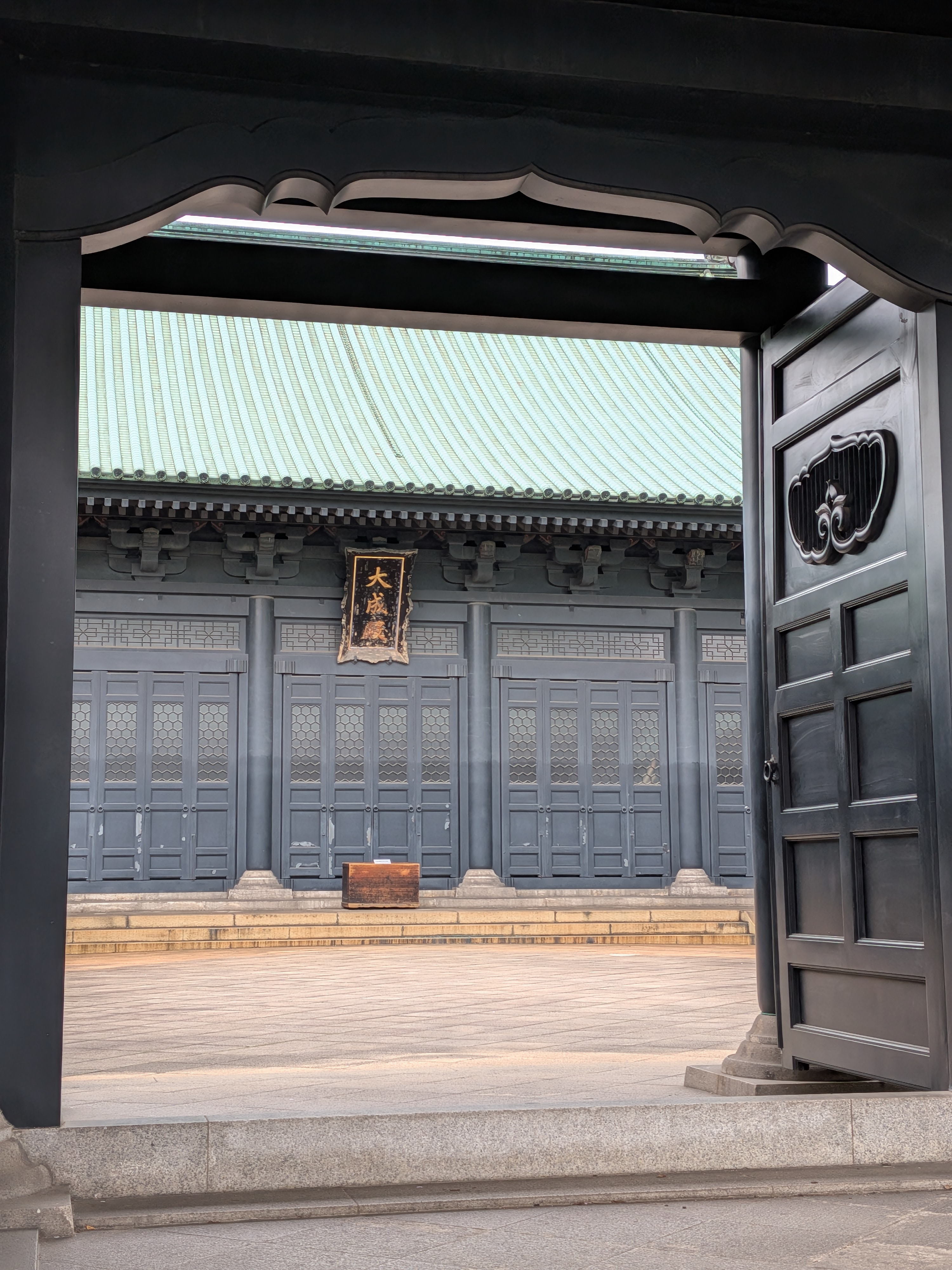 寺社でのシーン。クイックに立ち上がるカメラ機能と静かなシャッター音はその場の雰囲気を乱すことがない