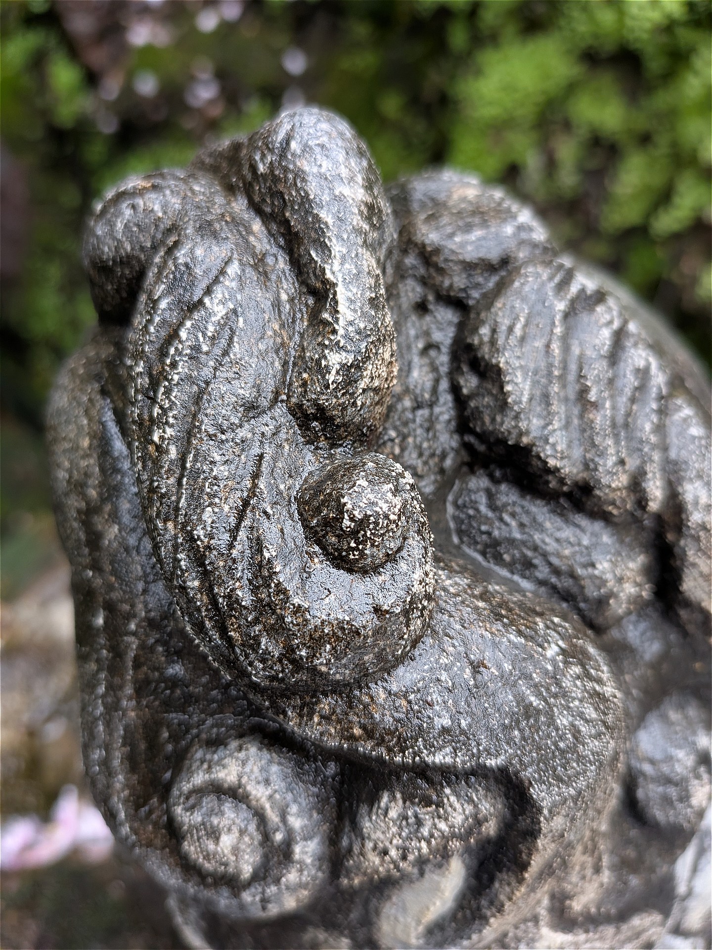 シームレスに切り替わるマクロフォーカスも便利だ。石像のディテールがしっかりと写し取られている。フードや小物、ネイルなどの撮影でも活躍することだろう