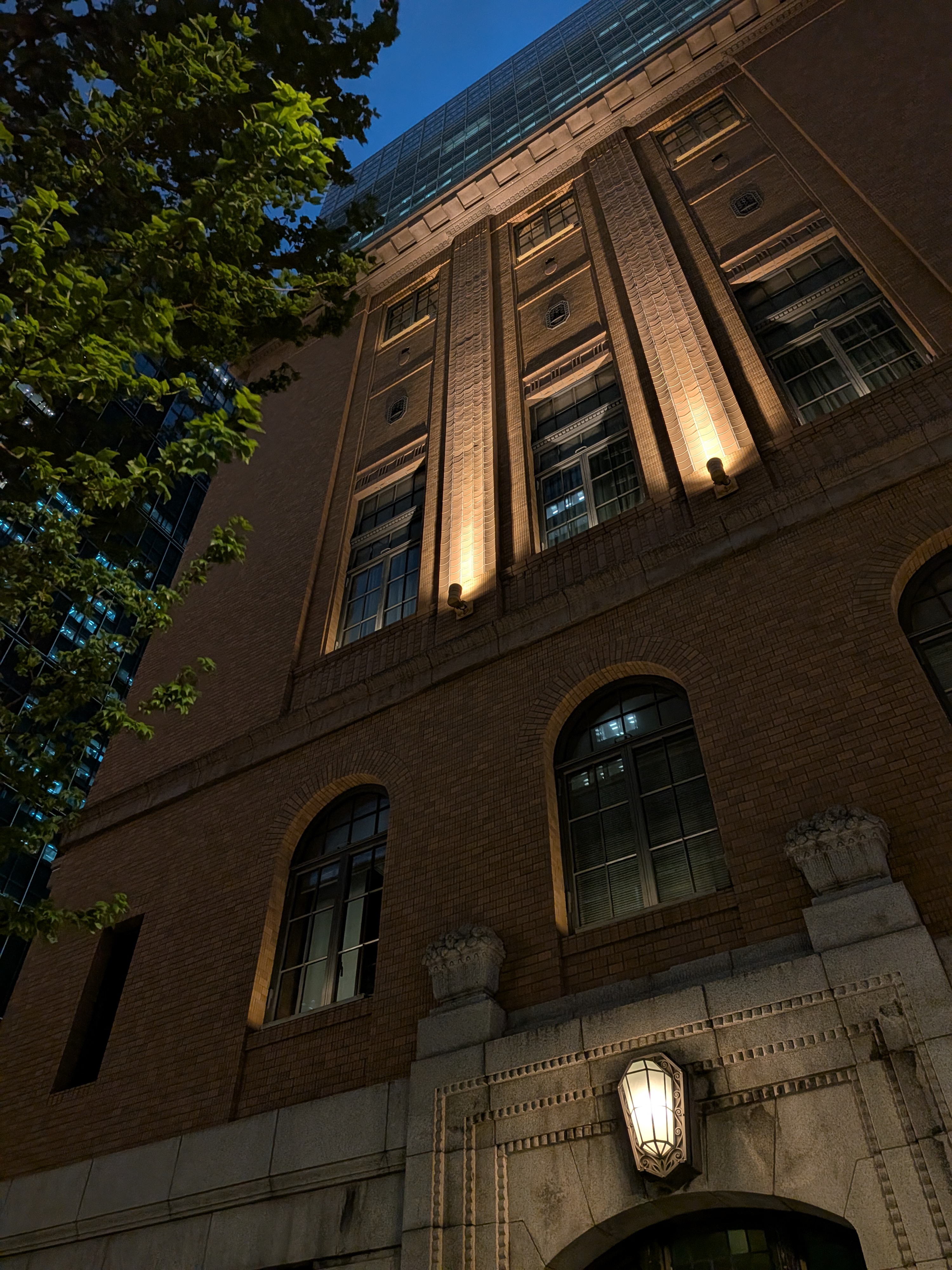 薄暮のシーンも「Pixel 10a」は活躍する。通常モードのカットだがハイライト部からシャドウ部までの連続感が見事だ