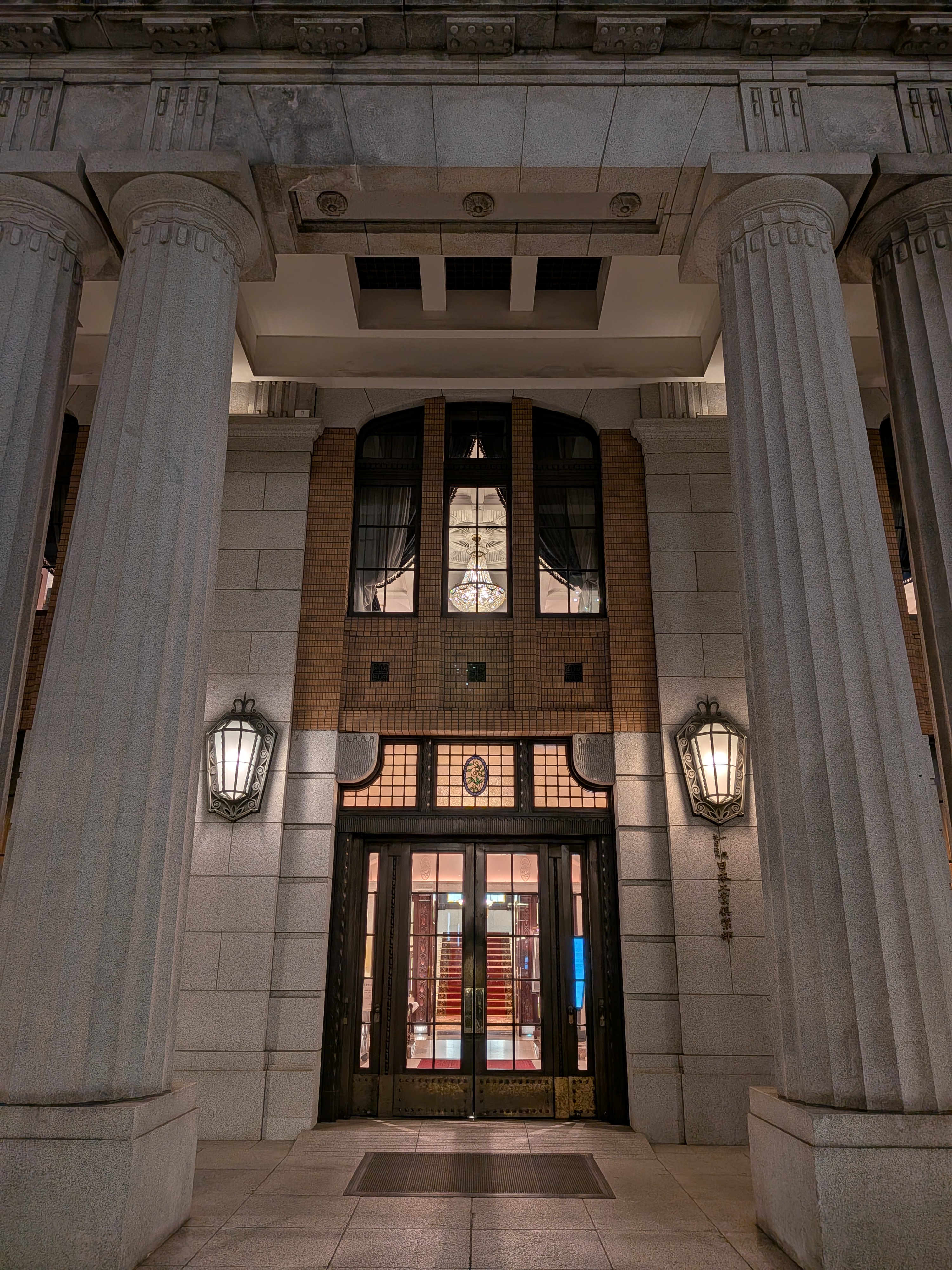 元祖「夜景番長」のPixelシリーズだけあってナイトモードの写りは秀逸だ。重厚感のある建物を余すところなく再現している。壁の立体感や内部のシャンデリアまで驚くほどシャープに写すことができている