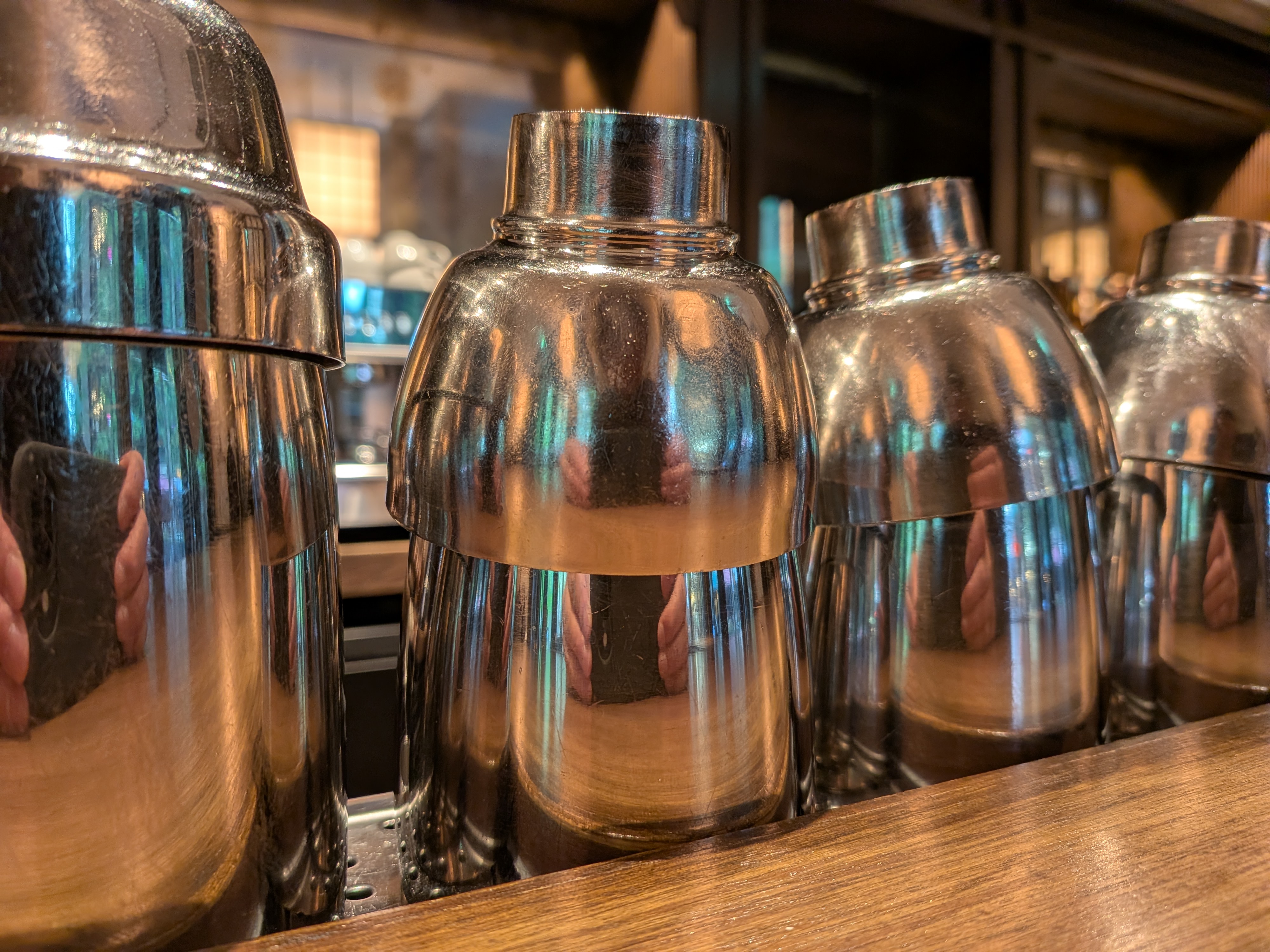 バーカウンターでのカット。使い込まれたシェーカーの様子を確実に「Pixel 10a」は捉えてくれた。「Pixel 10a」が写り込んでいるのがわかるだろうか？シャッター音も心地よいので、このようなナイトシーンでも安心