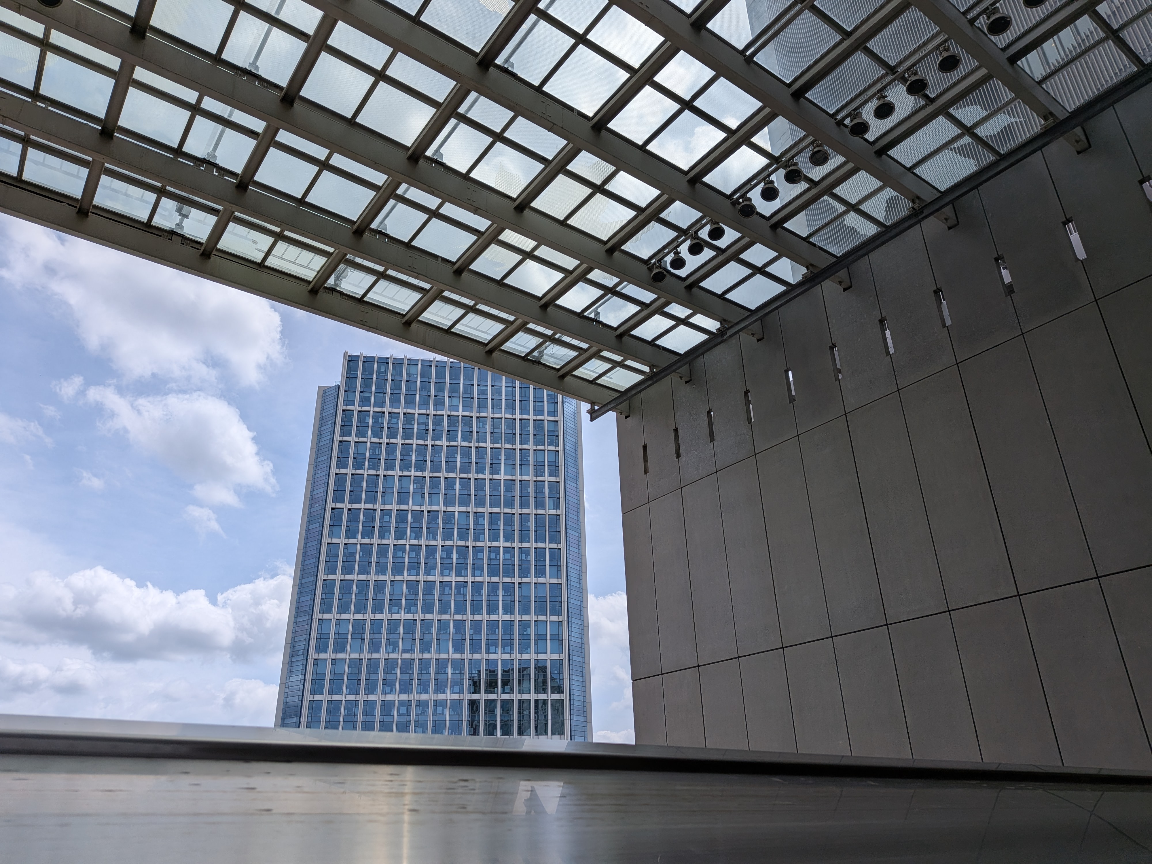 「Pixel 10a」はフルフラット形状になったので、デニムのポケットに出し入れする際もひっかからず快適。いいシーンに出会ってもサッと取り出せるのでシャッターチャンスを逃すことがない