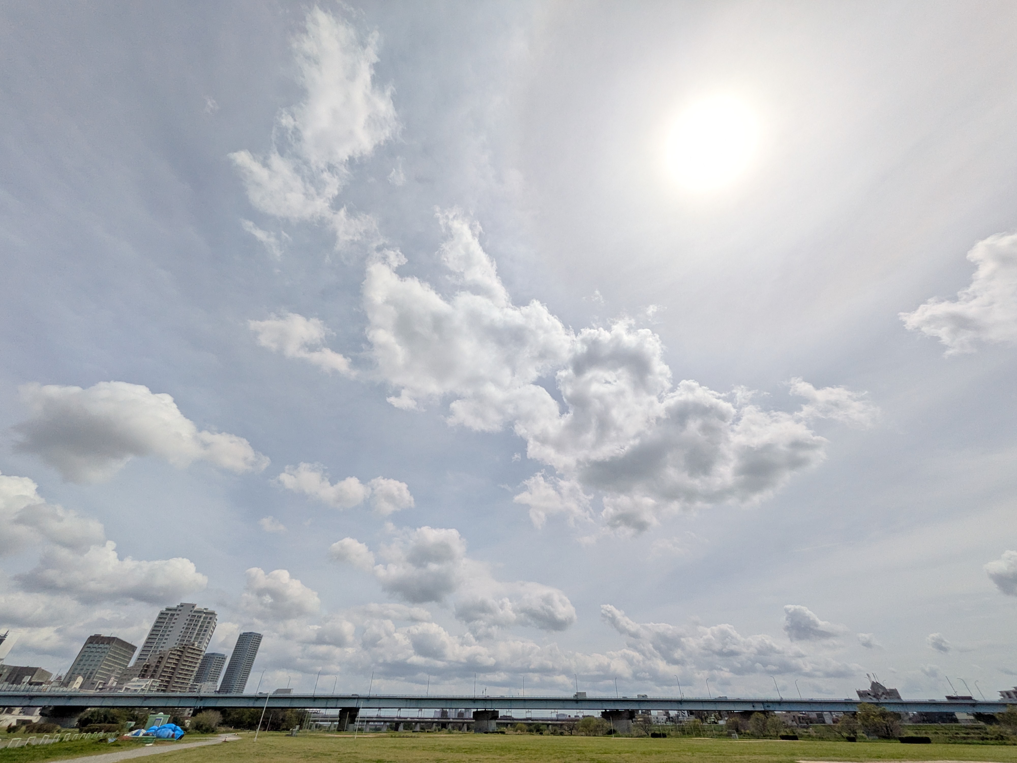 太陽をフレームに入れて「Pixel 10a」のシャッターを切ったが、イヤなフレアやゴーストの出現はなかった。日暈的なものが確認できるのがわかる。河川敷の様子もしっかりと判別できる