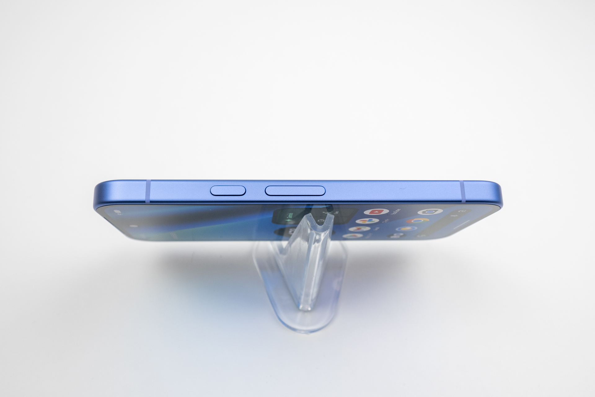 ボタン類は本体右側面にあり、電源ボタンが上の配置