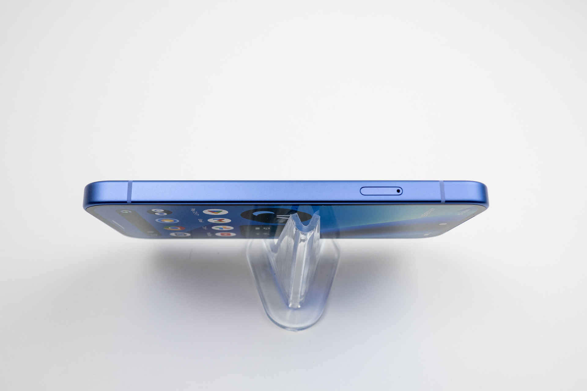 SIMトレーは本体左側面に配置