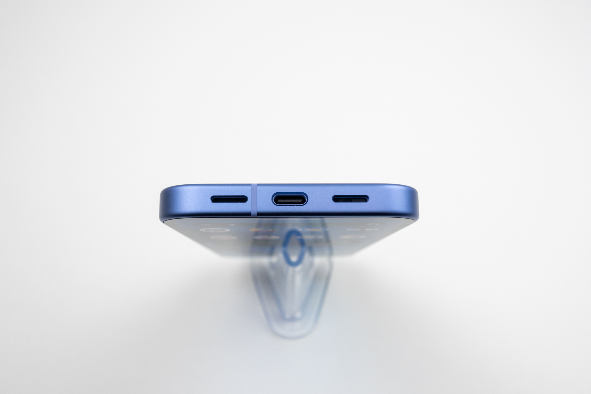 本体下部にType-C端子（3.2）がある