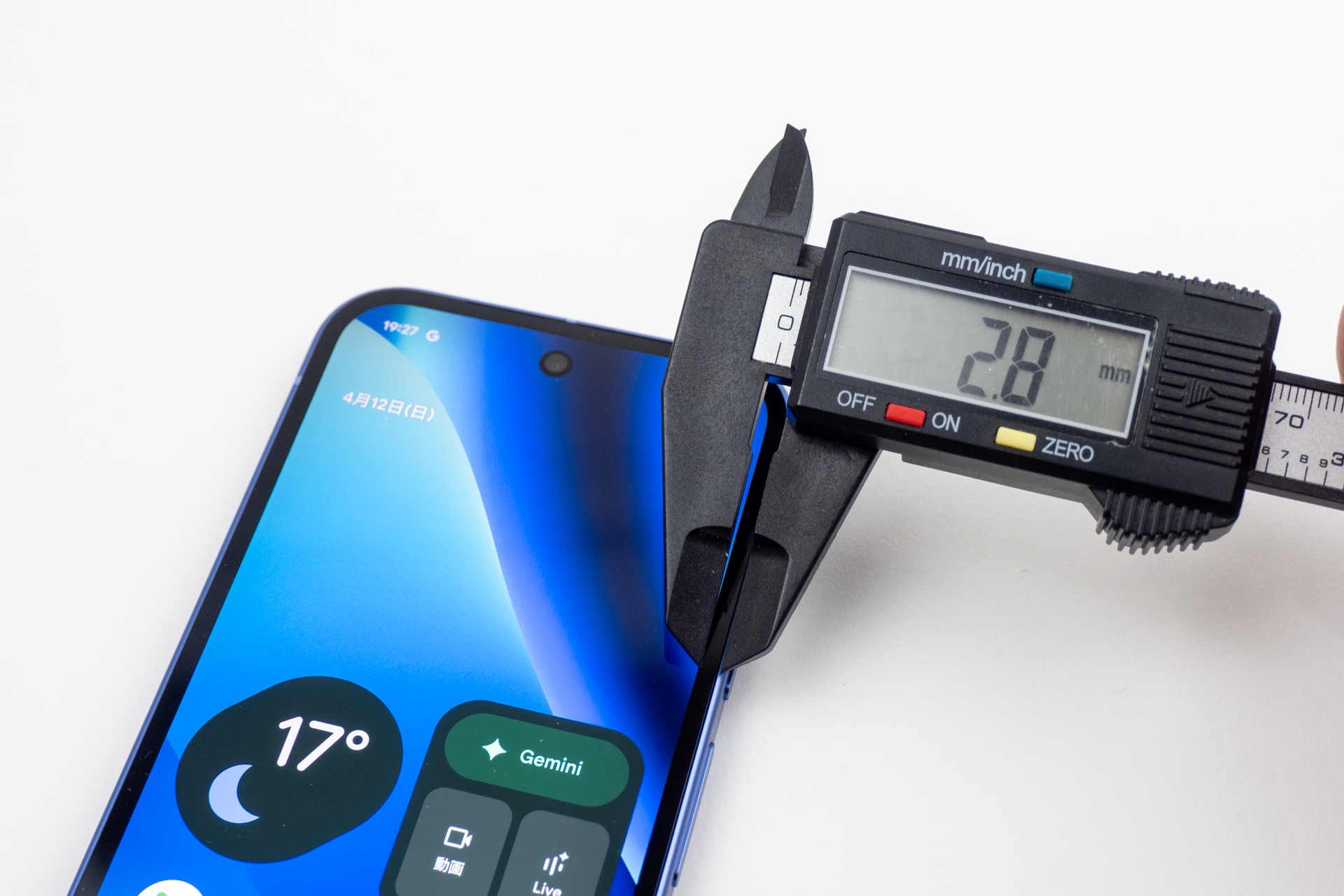 ベゼルは実測で約2.8mm