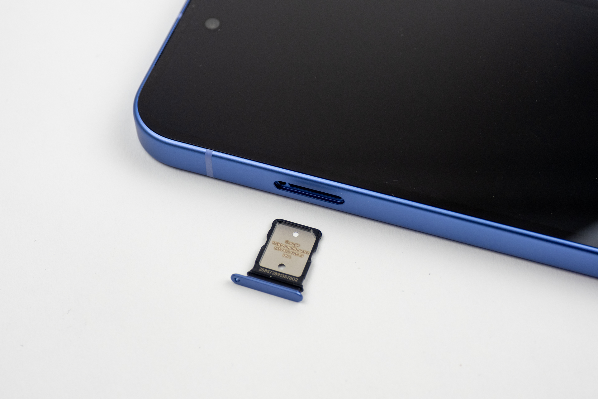 SIMトレーはnanoSIMがひとつセット可能