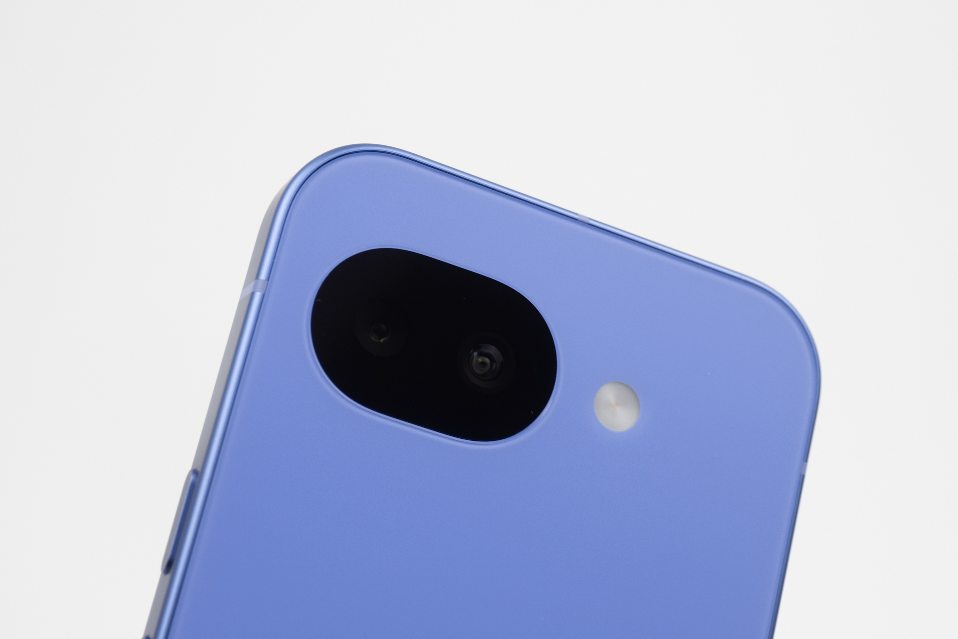 背面カメラは超広角と広角のデュアル仕様