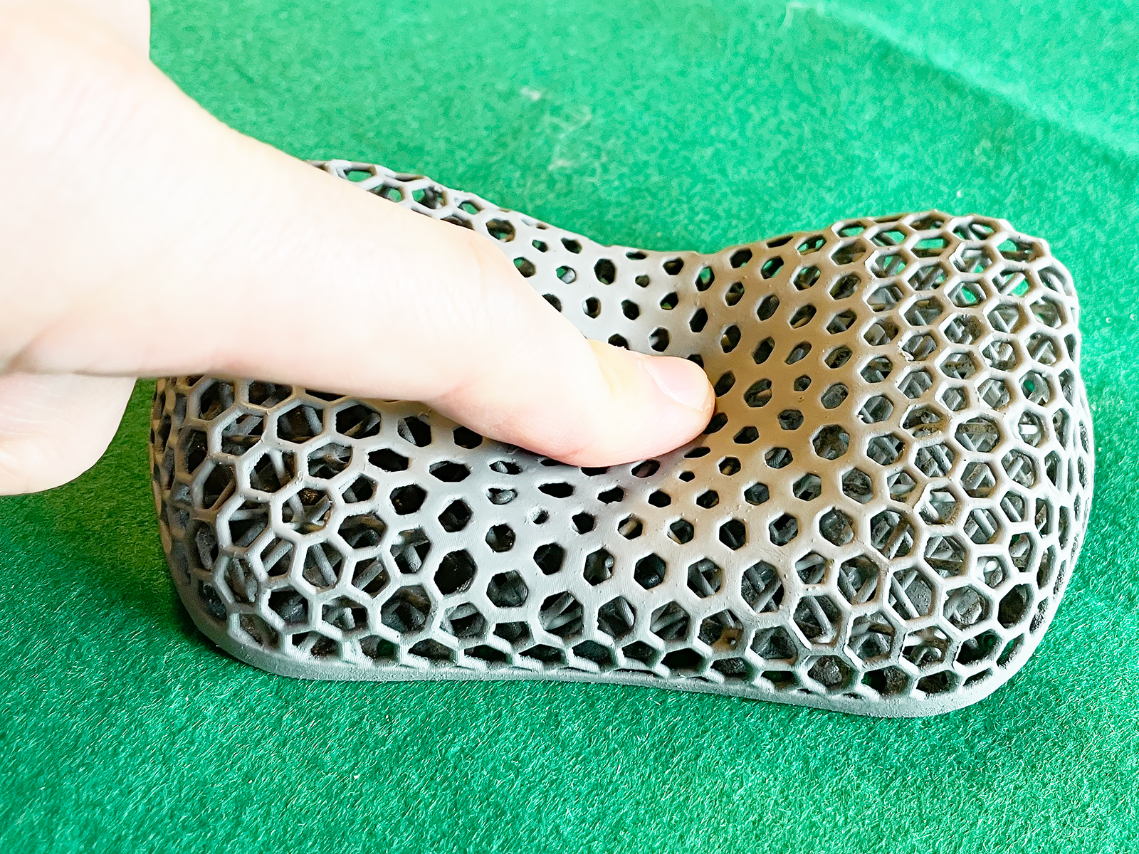独特の3D構造のせいか、ジェルクッション等とも異なる不思議な触感です。