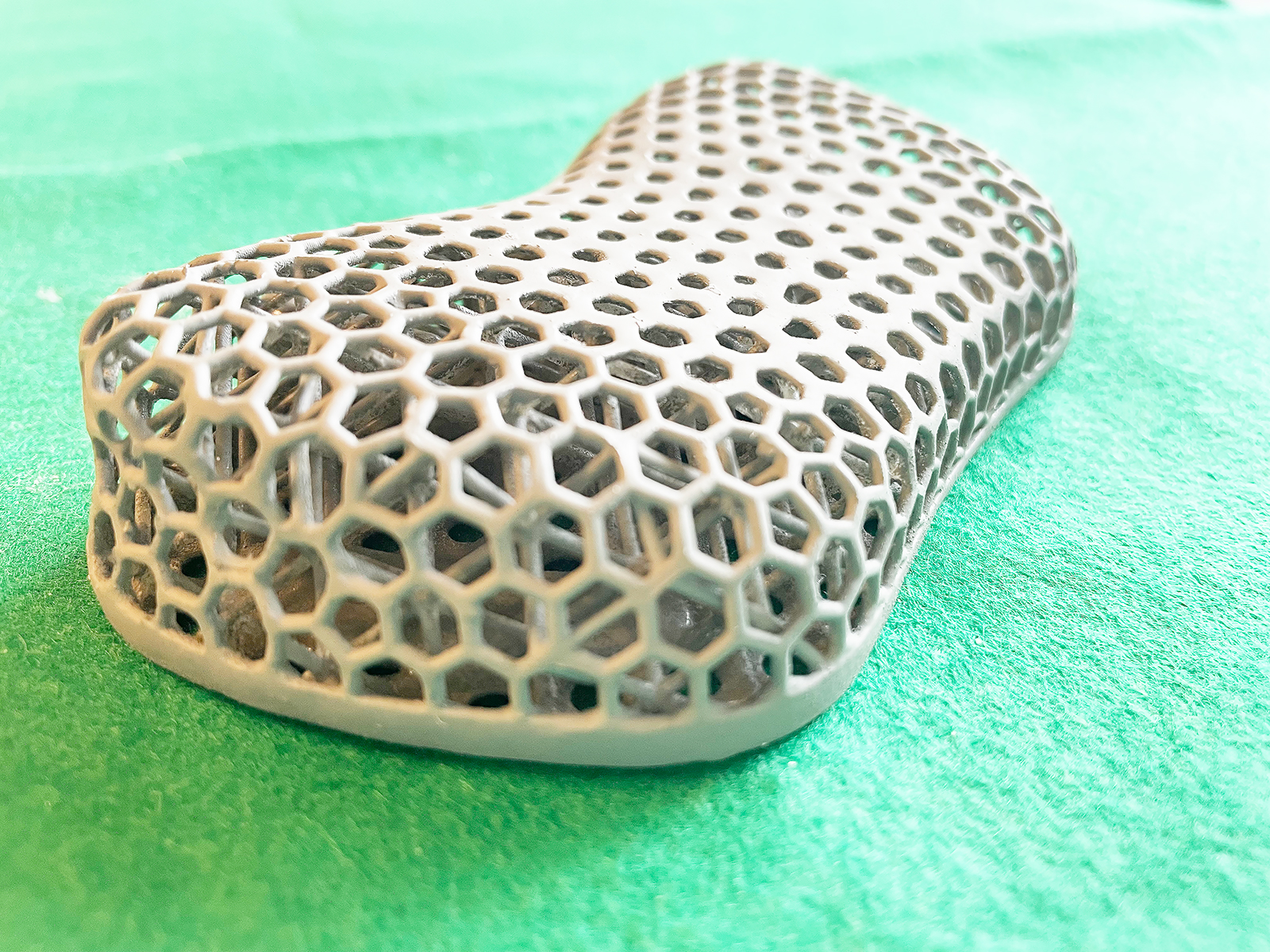 内部がご覧いただけますでしょうか。おそらく3Dプリンターで一発成形したのであろう複雑な構造になっています。