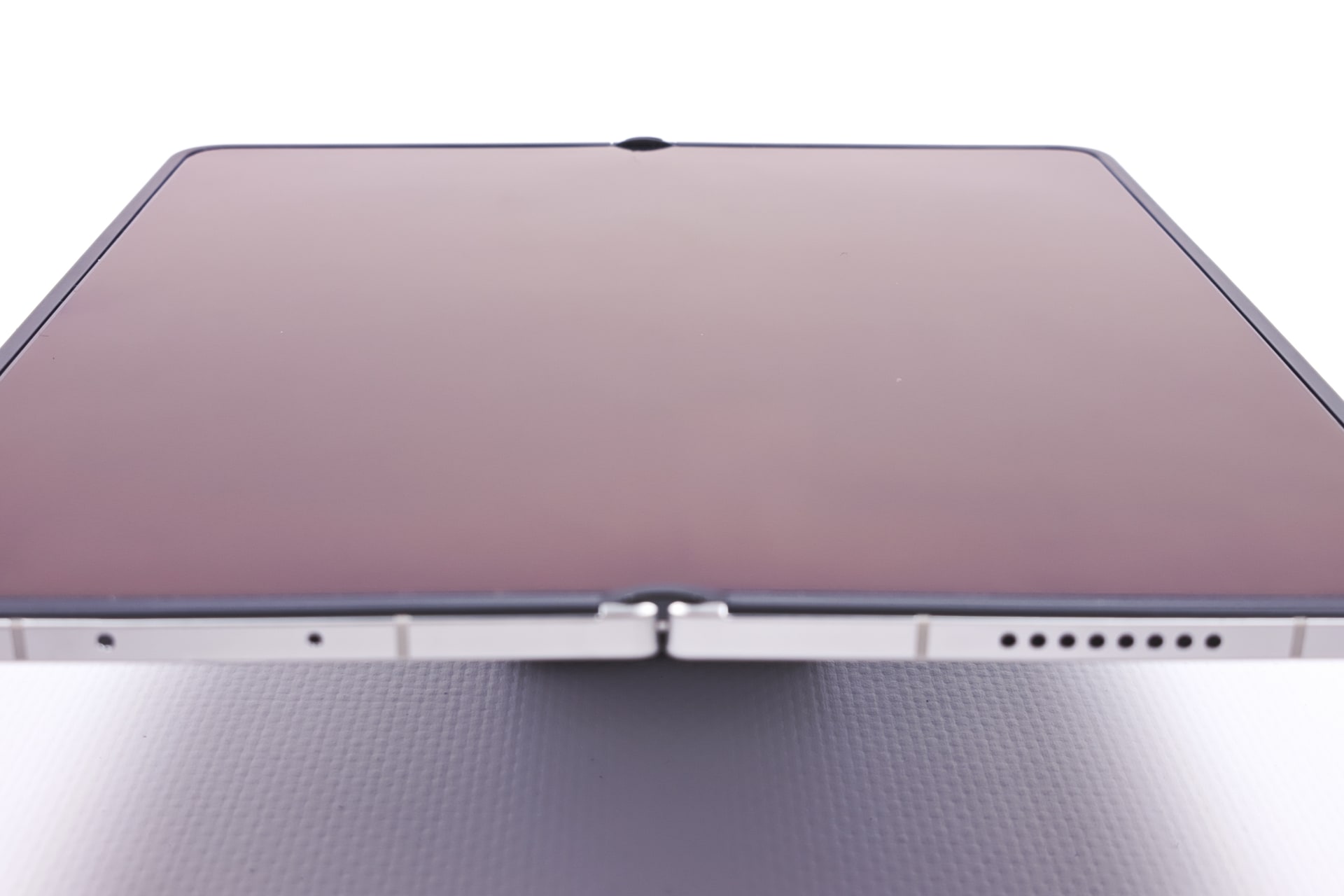 角度によっては折り目を視認できるものの、触ると段差をほとんど感じない