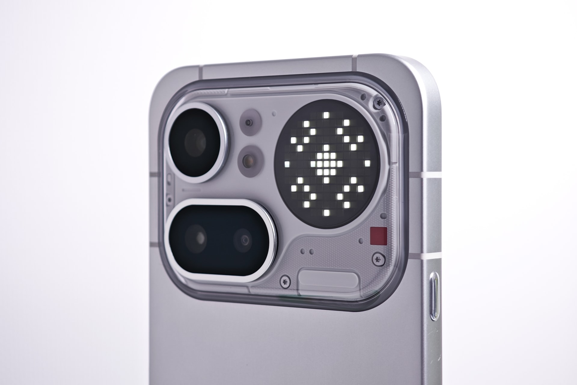 Nothing Phone (4a) Pro、Glyphマトリックスを備える