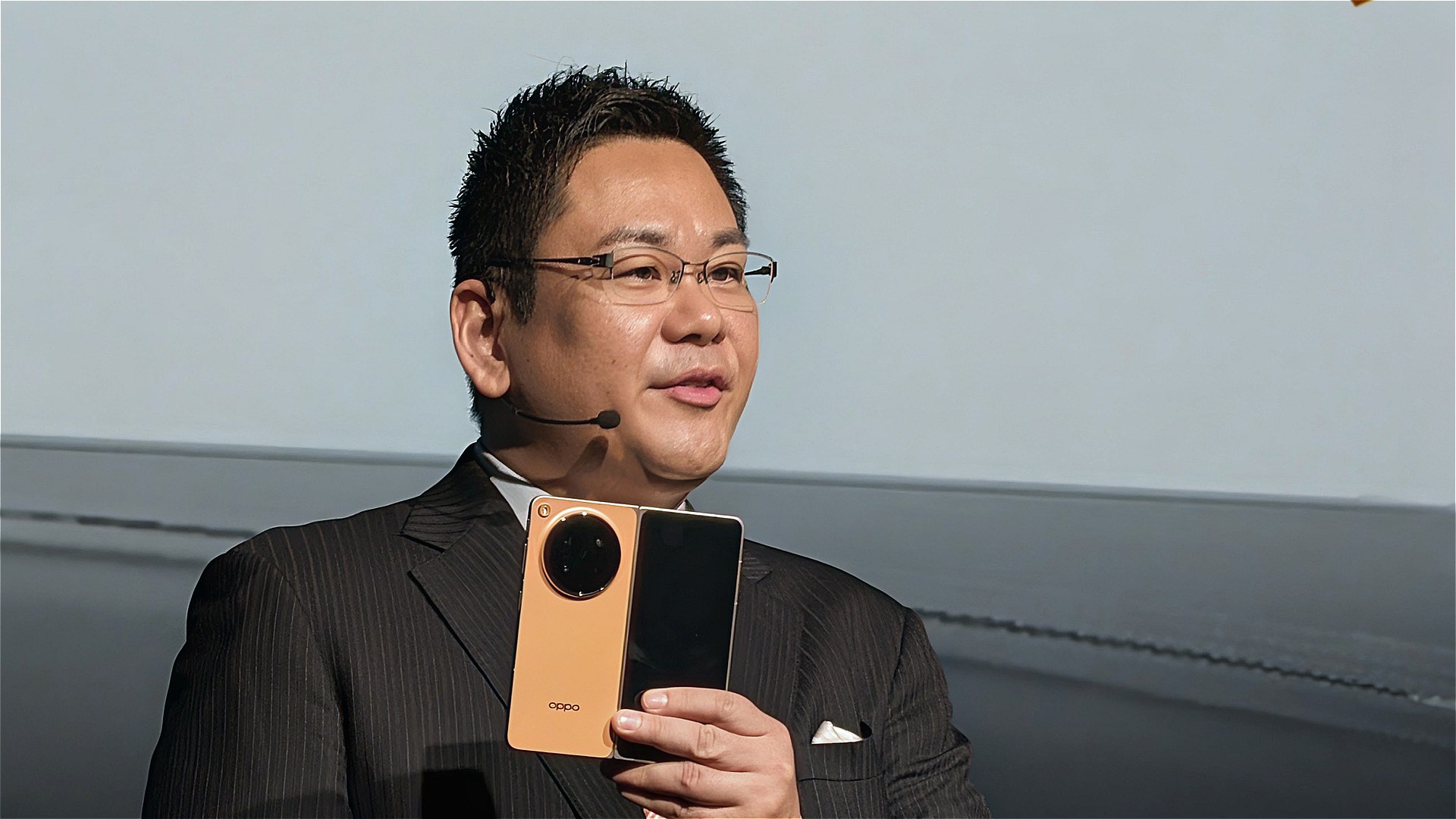 14日発表のフォルダブルスマホ「OPPO Find N6」を手にする河野氏