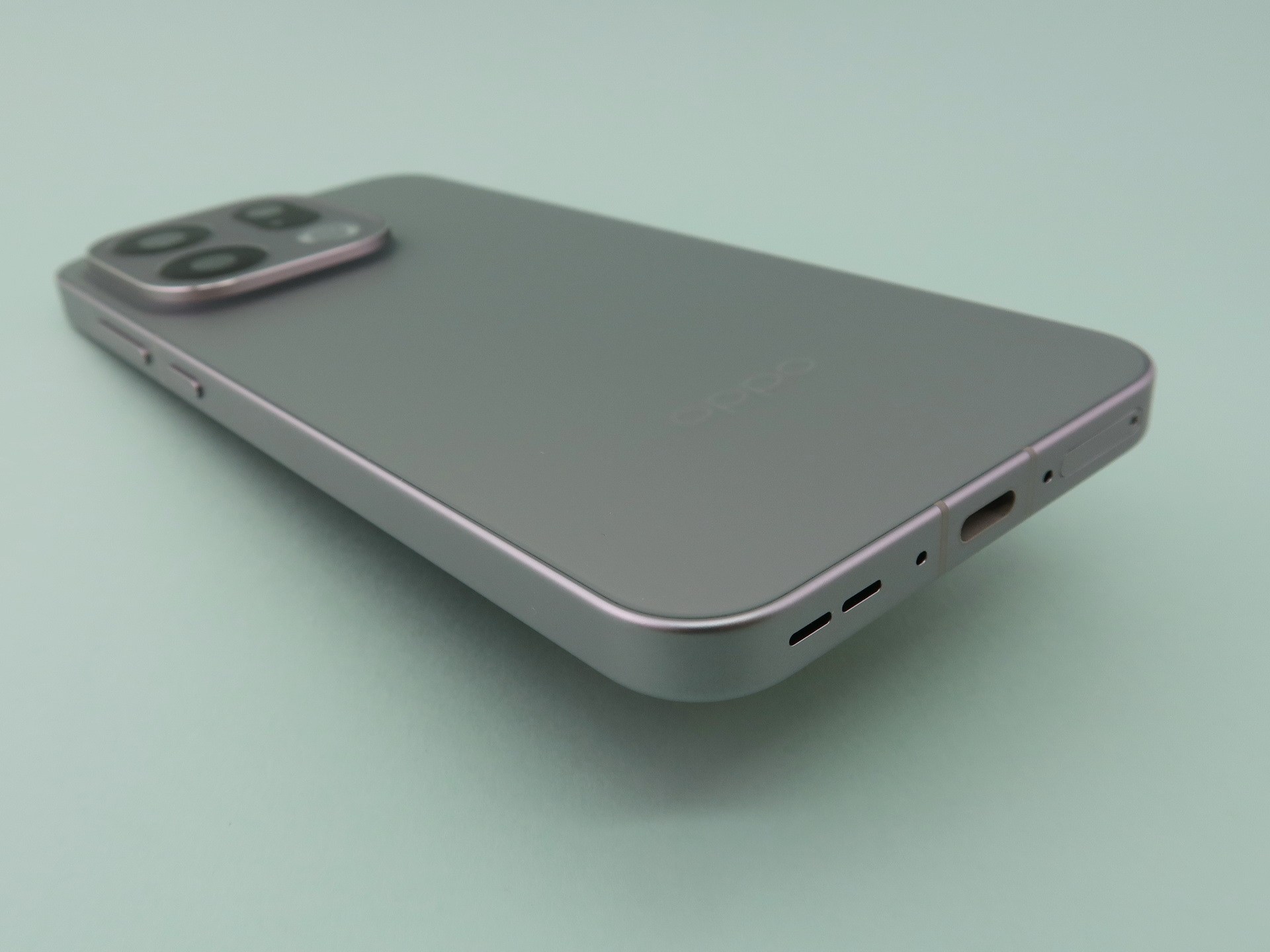 本体下部にはUSB Type-C外部接続端子、ピンで取り出すタイプのSIMカードスロットを備える