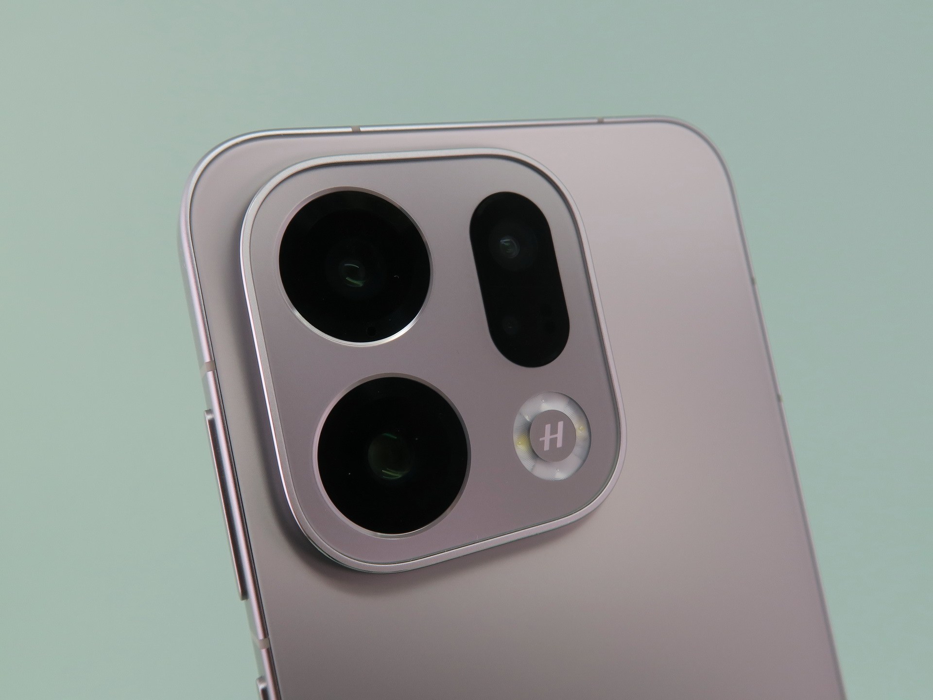 背面にはトリプルカメラを搭載。カメラ部の右下にはHasselbladを表す「H」のマーク