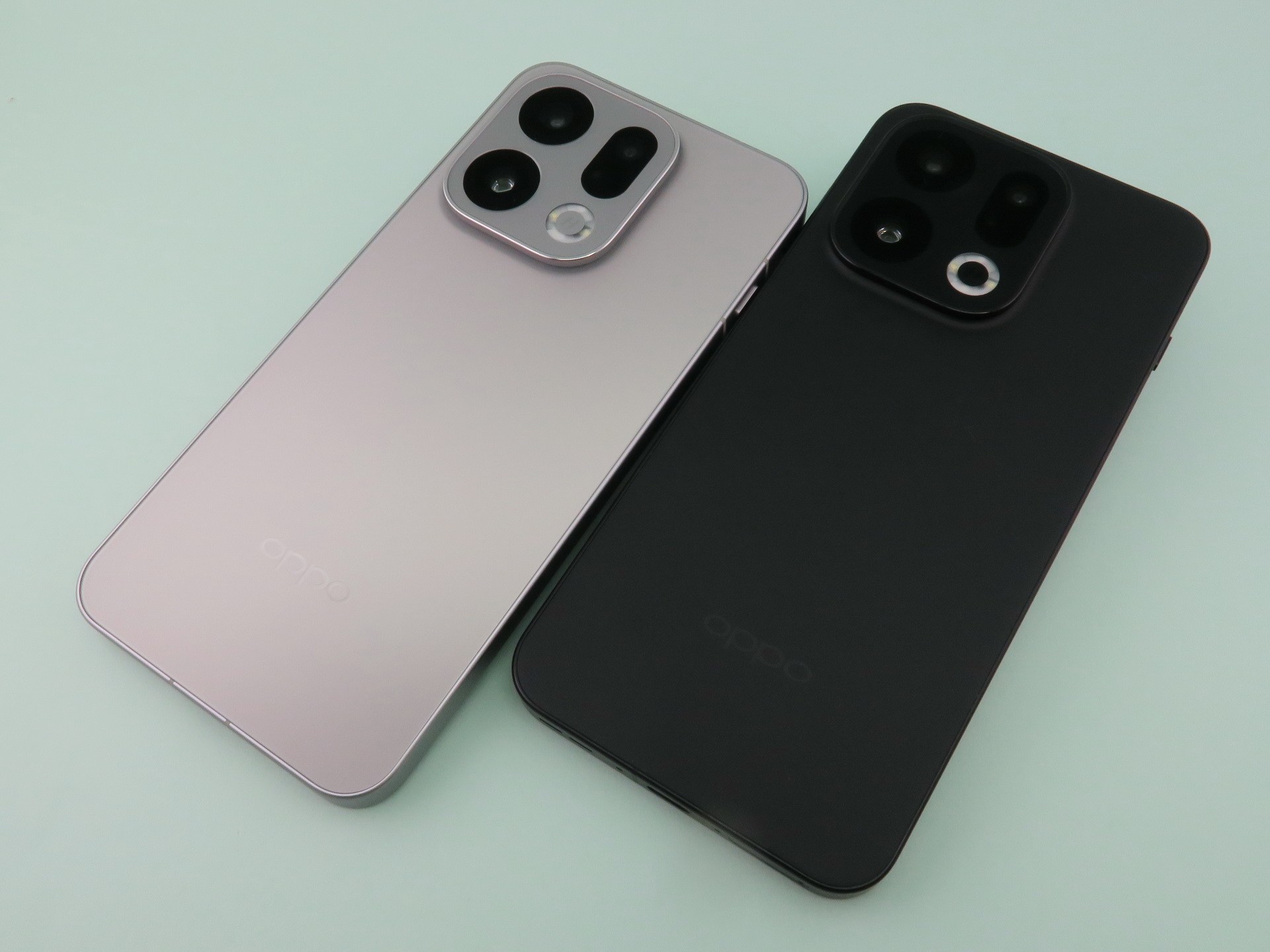 カラーバリエーションはチタニウムグレー（左）とスペースブラック（右）の2色展開。いずれも背面はマットな仕上げ