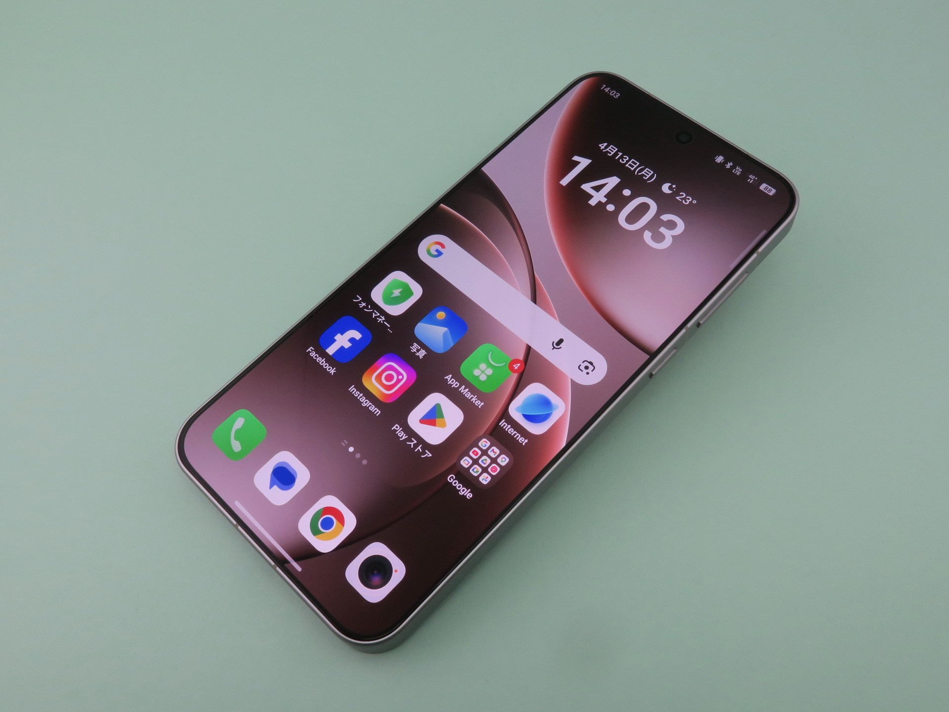 OPPO／au／オウガ・ジャパン「OPPO Find X9」、サイズ：157mm（高さ）×74mm（幅）×8.0mm（厚さ）、203g（重さ）、カラー：チタニウムグレー（写真）、スペースブラック