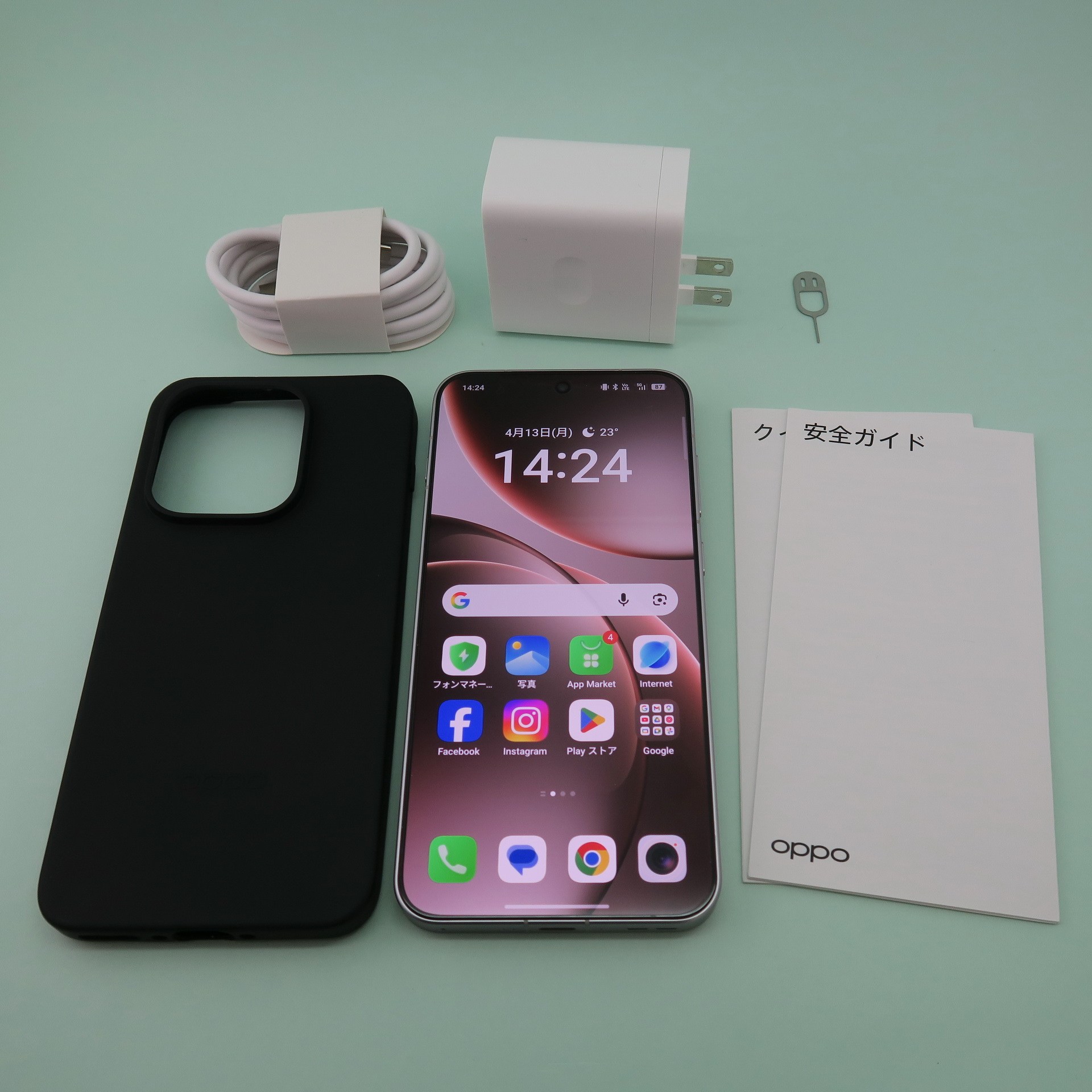 パッケージには80W対応ACアダプターやUSBケーブル、保護ケースなどが同梱される。保護ケースはブラックに近いので、今ひとつ見栄えに欠ける