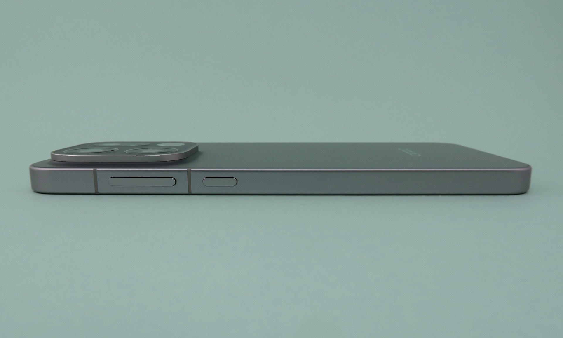 右側面は電源キーとシーソー式の音量ボタンを備える。カメラ部の突起は約3.3mm（実測値）