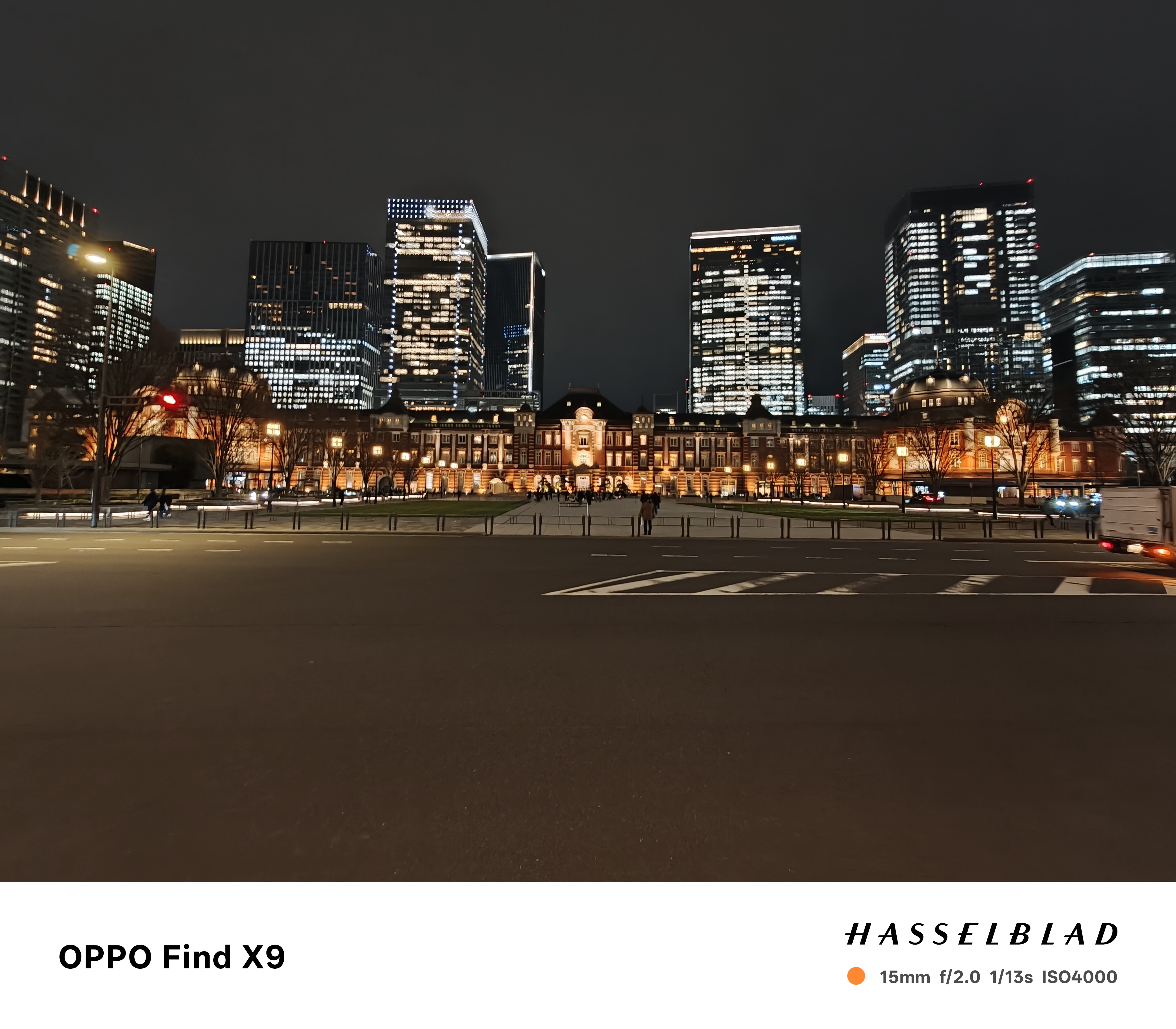 夜景の東京駅を［0.6x］で撮影