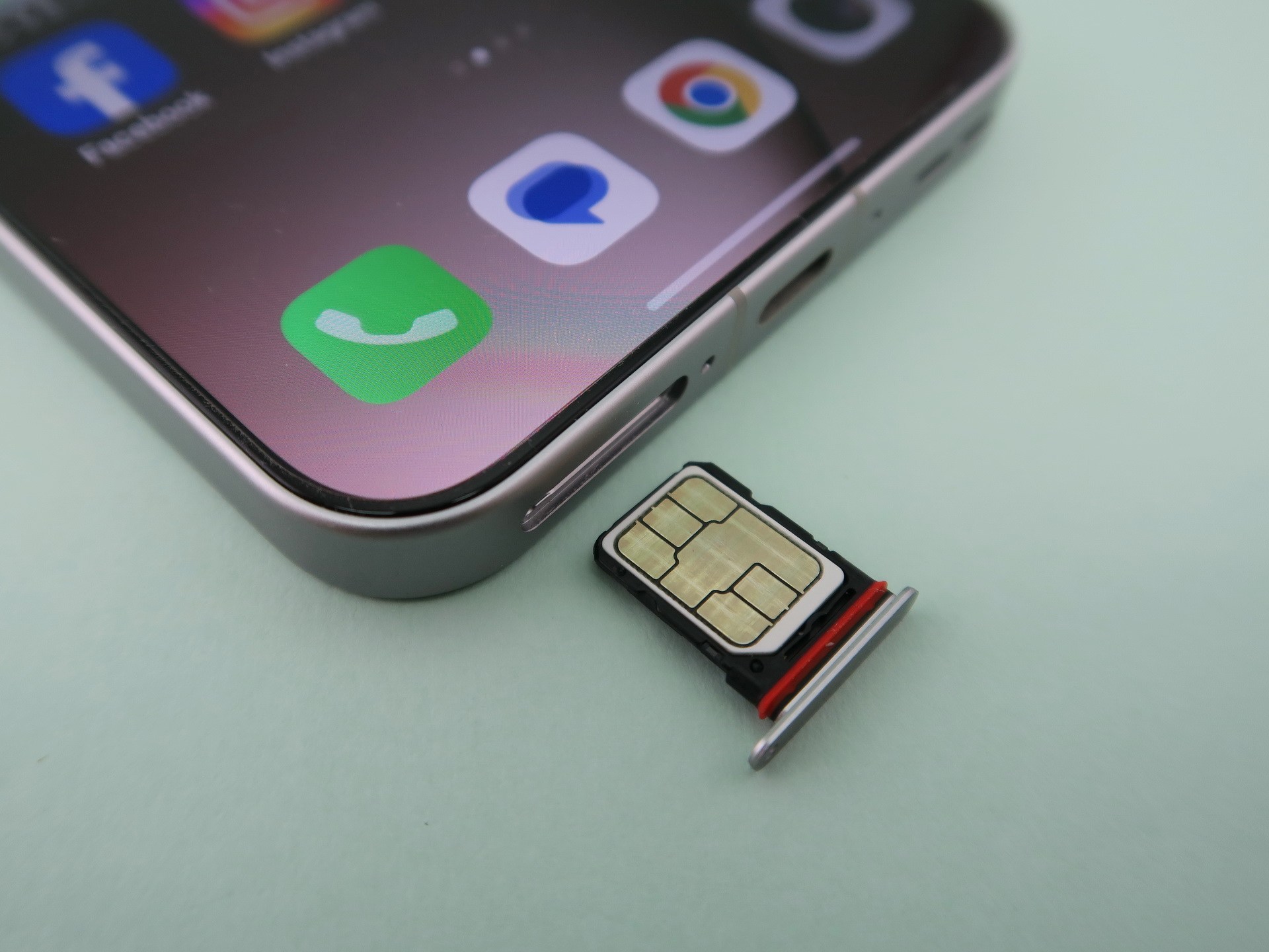 SIMカードスロットは表裏にnanoSIMカードを1枚ずつ装着できる